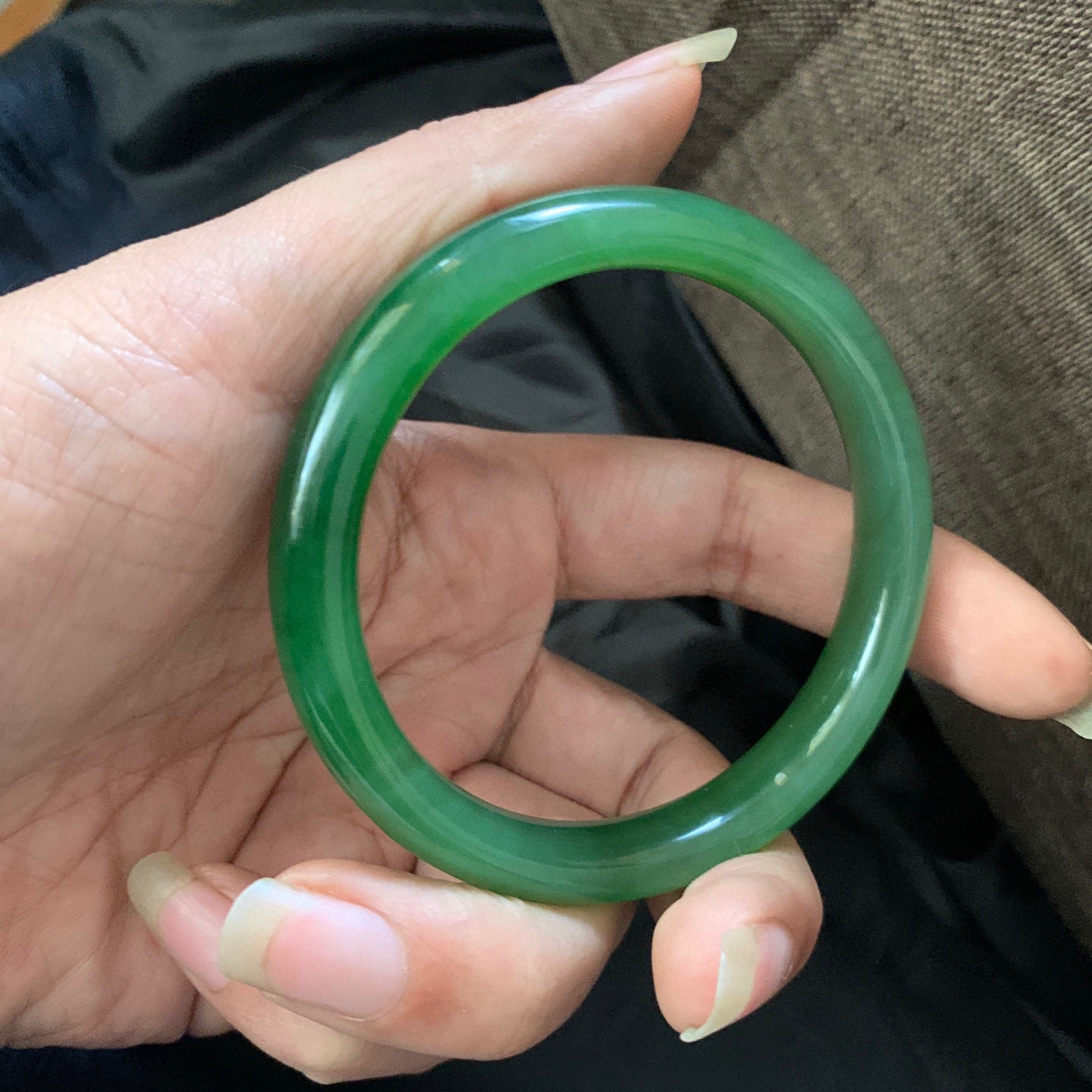 60圈口和田玉碧玉白加阳绿手镯，和田玉60圈口手镯，镯型古朴典雅。在诗情画意的雨巷相遇，你是我腕间的一抹风情，有你眸有深情.清风荡漾湖间静水，我愿俯身低眉，在烟波涟漪处寻