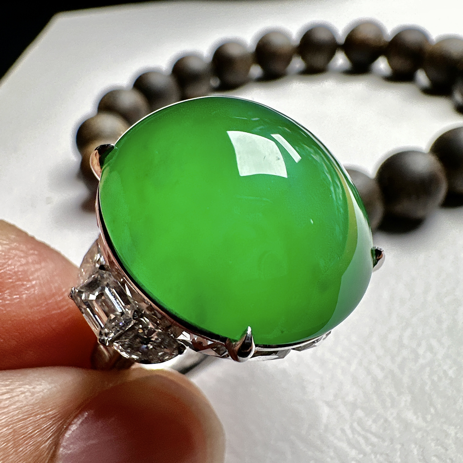 【冰种满绿鸽子蛋戒指】质地细腻，冰感十足，通透闪亮，饱满圆润，纯净度没得说，18k金钻镶嵌，裸石尺寸21.6*20.1*9.6毫米