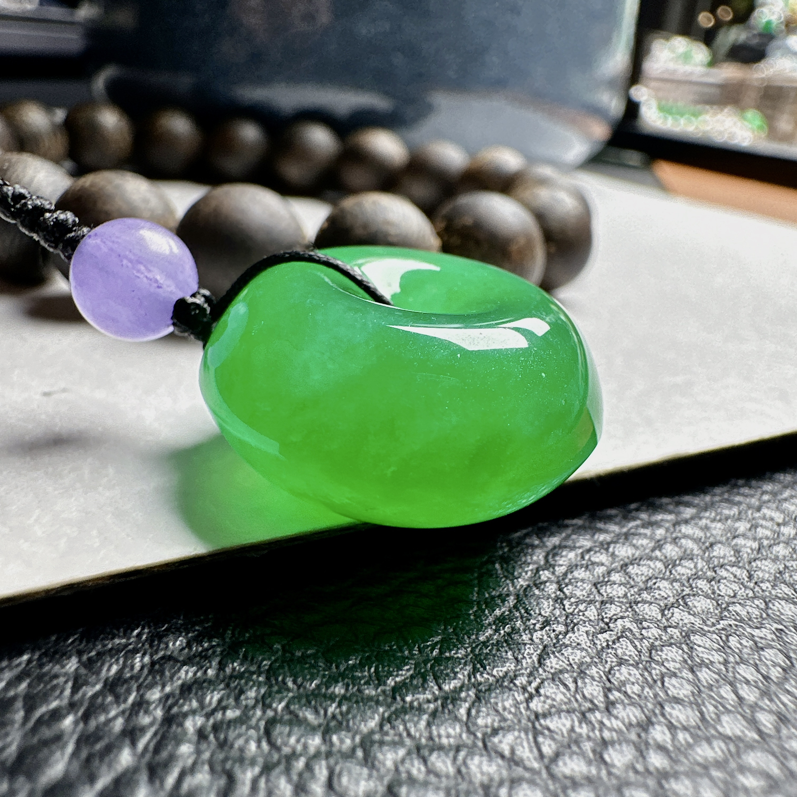 【冰种满绿平安扣】面包扣，很厚装，质地非常细腻，冰润十足，种老冰透，收藏品质。