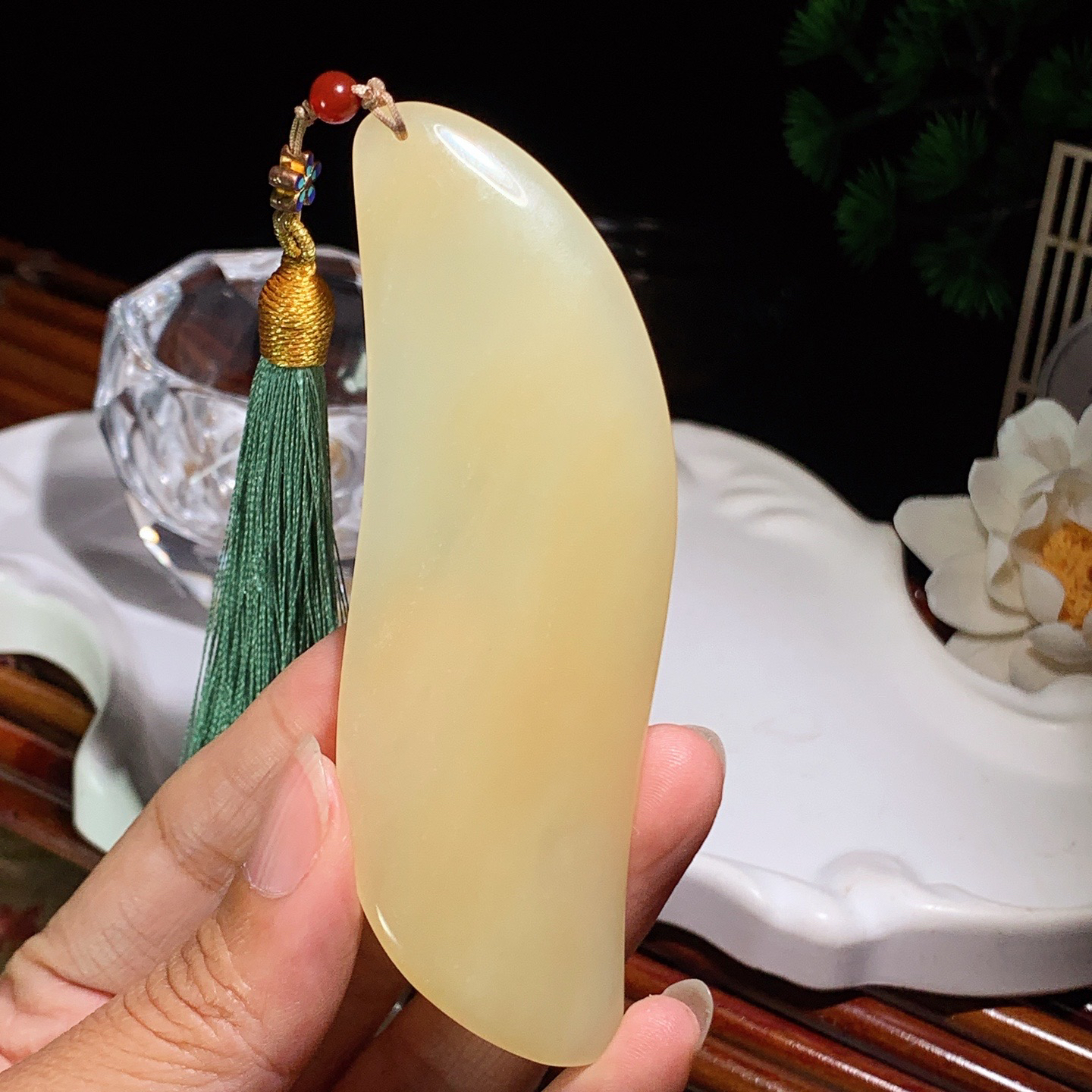 新疆且末糖刮痧板挂件。尺寸101/32/7重44.3克。玉质细腻油润。手推出油。佩戴高端典雅。lt260410