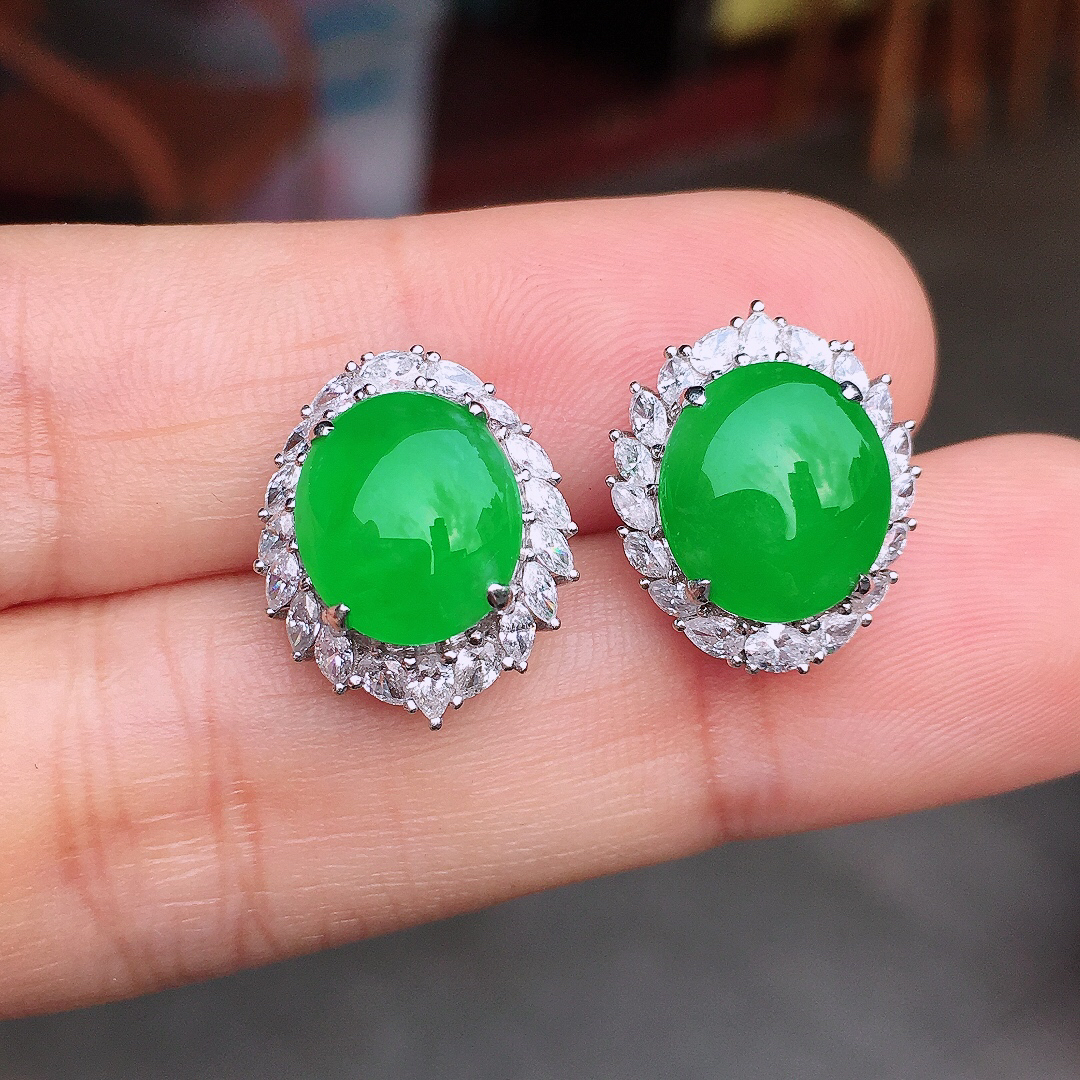 阳绿蛋面耳钉，色泽均匀艳丽，玉质细腻，荧光感超
强，饱满圆润，尽显优雅气质，18k
金豪华镶嵌