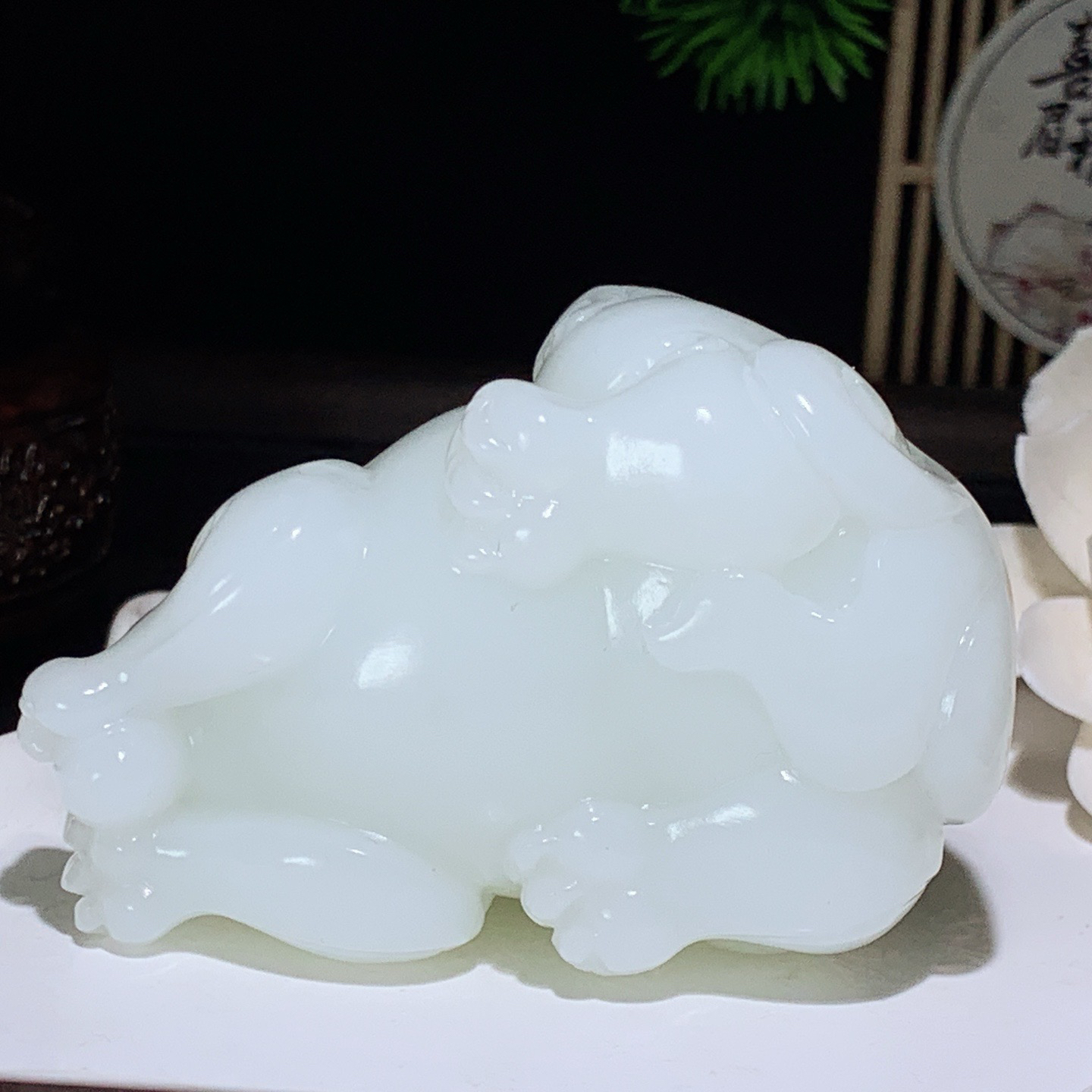 新疆和田玉羊脂白翠青招财进宝携子上朝貔貅把件 尺寸74/52/43重254
.5克。玉质细腻油润。手推出油。佩戴高端典雅。lt260410