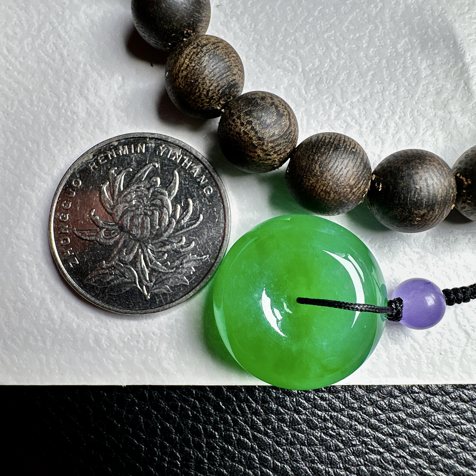 【冰种满绿平安扣】面包扣，很厚装，质地非常细腻，冰润十足，种老冰透，收藏品质。