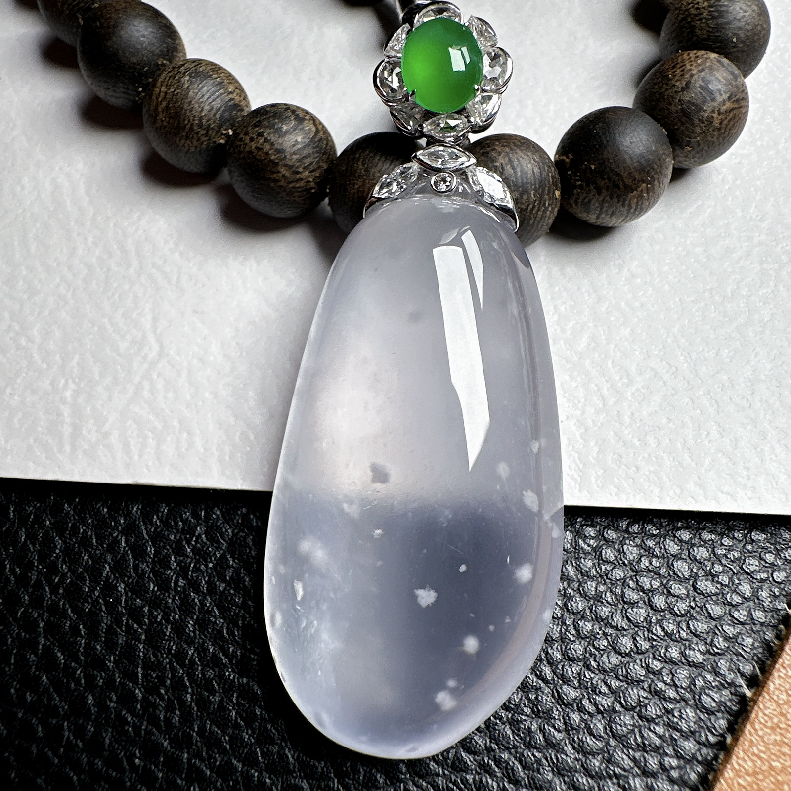 【玻璃种福瓜吊坠】雪花棉老料，种水上乘，晶莹剔透，纯净通透，莹光感很强。收藏品质，18k金钻镶嵌，裸