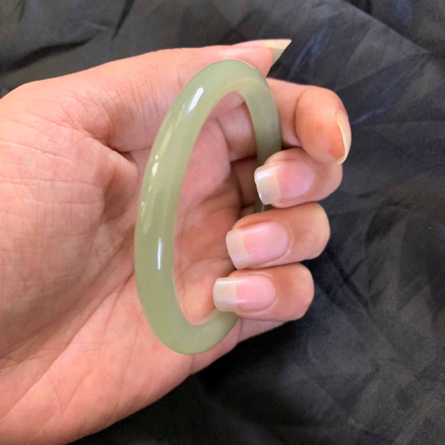 57.9圈口和田玉晴水色圆条手镯，和田玉57.9圈口手镯，镯型古朴典雅。在诗情画意的雨巷相遇，你是我腕间的一抹风情，有你眸有深情.清风荡漾湖间静水，我愿俯身低眉，在烟波涟漪处寻