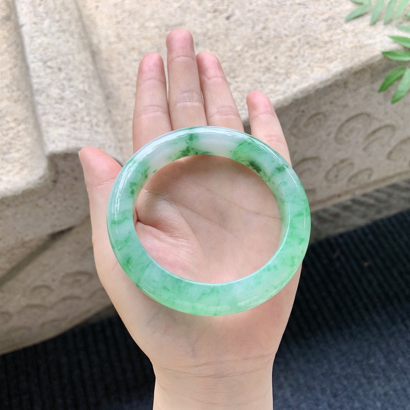 正圈57 58【圈口】58.8/12.6/10【编码】A3041130【描述】冰糯绿花，水润，种老，细腻，无纹裂