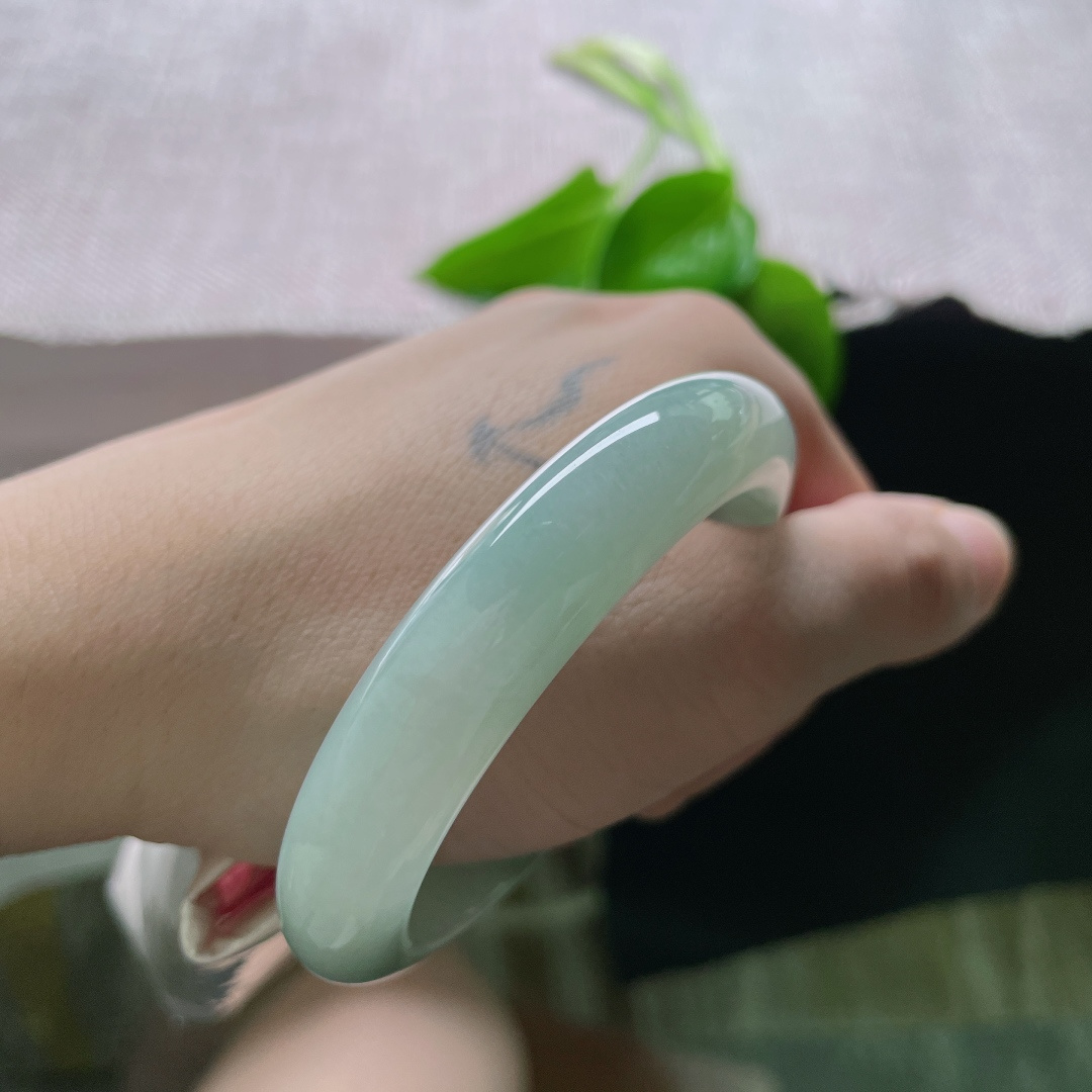 53.1/11.5/8，浅绿底正圈，水润，悦动新绿，沁人心脾。，ss48564a