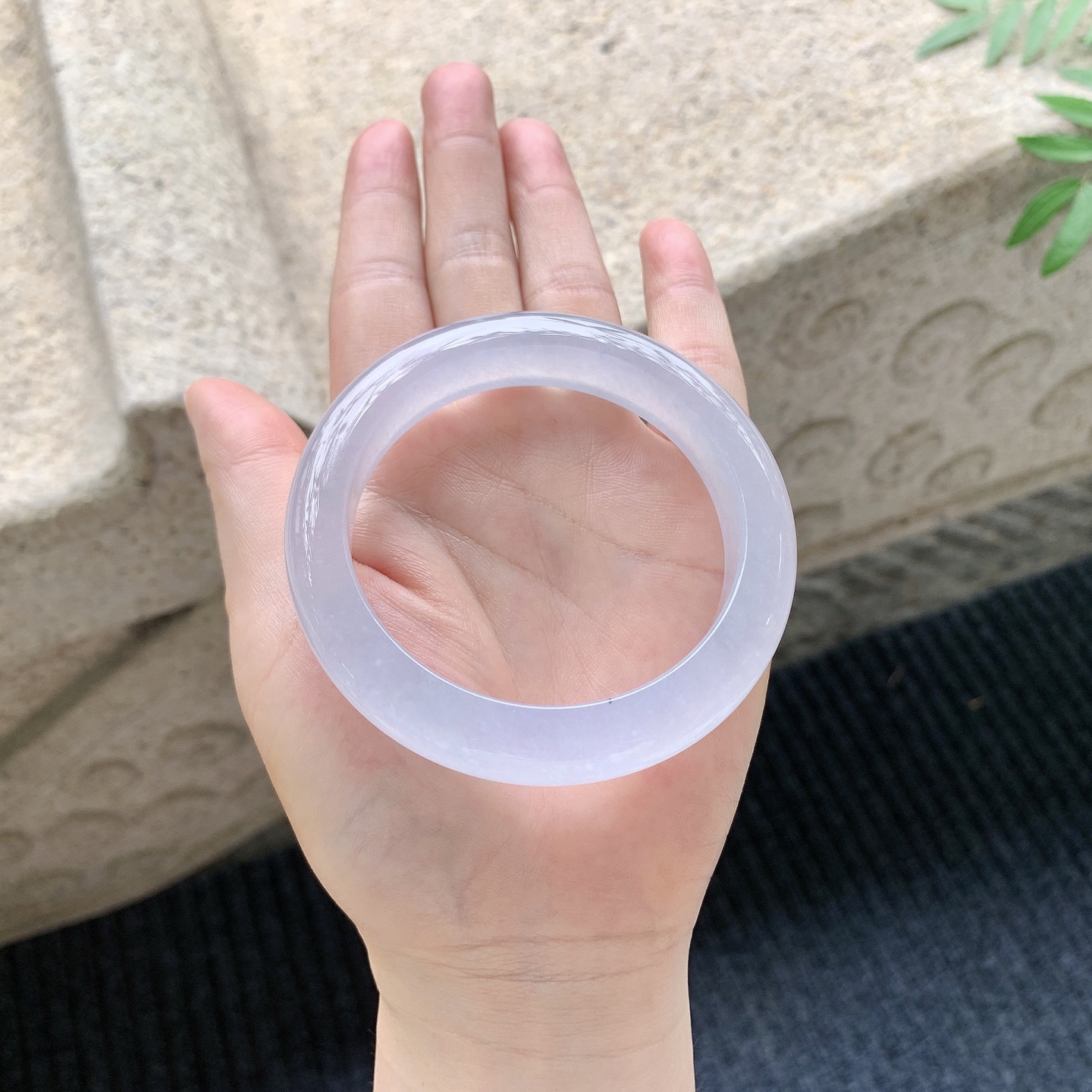 正圈55 56【圈口】56.6/12.3/9.5【编码】LH041144【描述】冰种粉紫底，清透，水润，种老，细腻，无纹裂