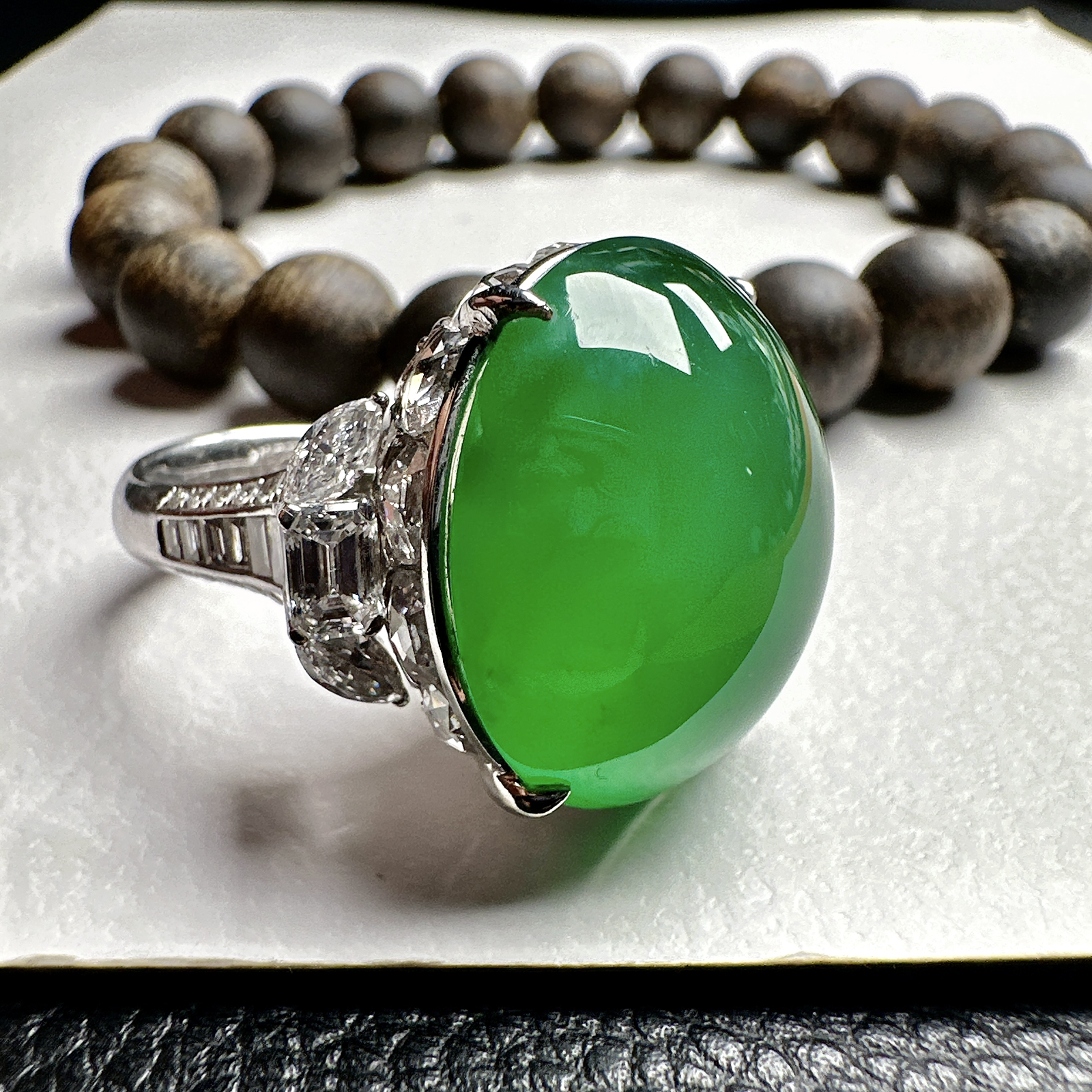 【冰种满绿鸽子蛋戒指】质地细腻，冰感十足，通透闪亮，饱满圆润，纯净度没得说，18k金钻镶嵌，裸石尺寸21.6*20.1*9.6毫米