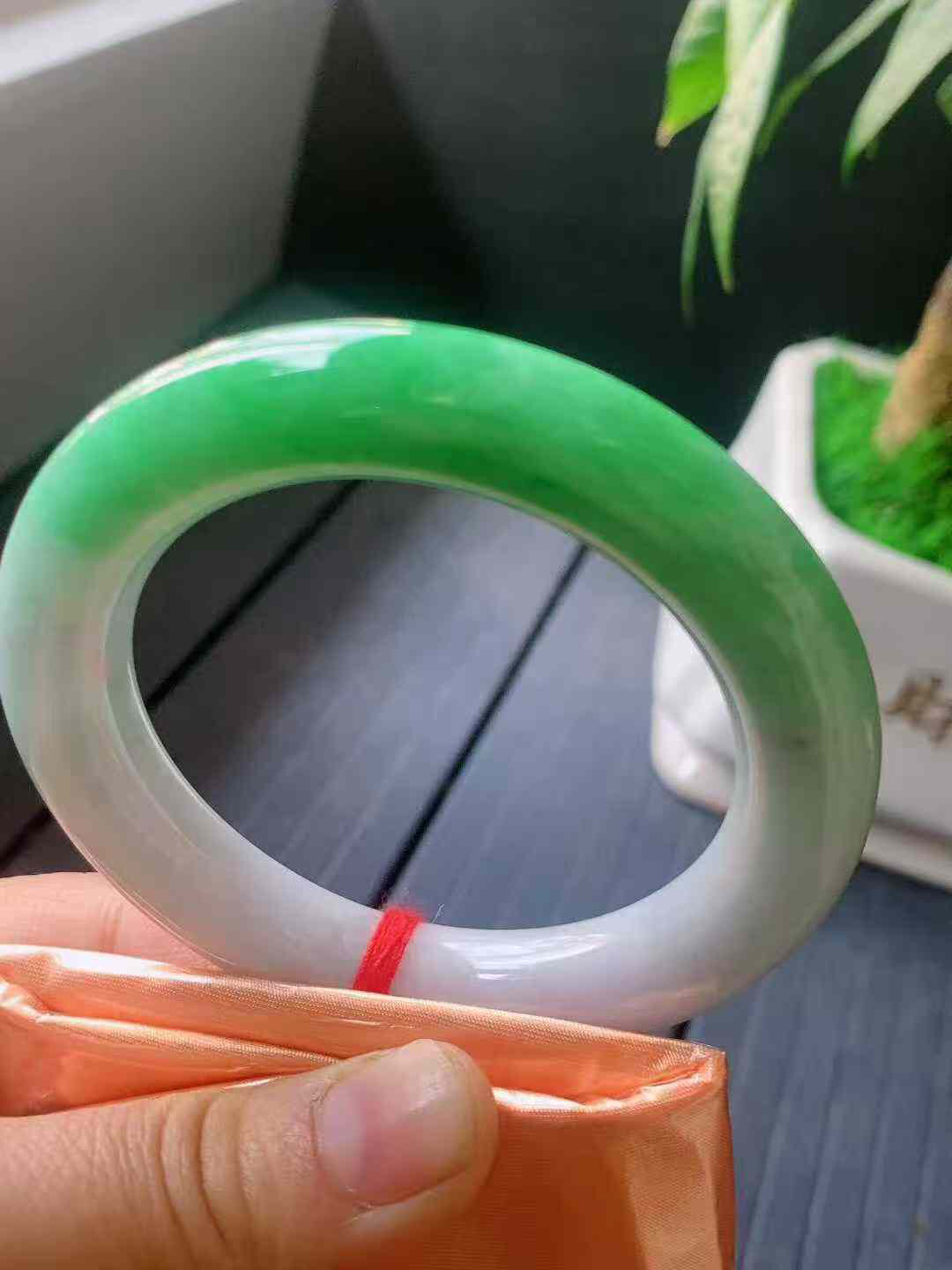 【翡翠名称】老坑种飘阳绿55圈口圆条手镯
【翡翠尺寸】55/11.3/11.3mm适合55-57正圈口佩戴
【翡翠描述】宝贝种老水足，玉质细腻，色泽靓丽，性价比高，佩戴效果好！
【其它赠送】权威证书/精美挂绳盒子/支持全国复检