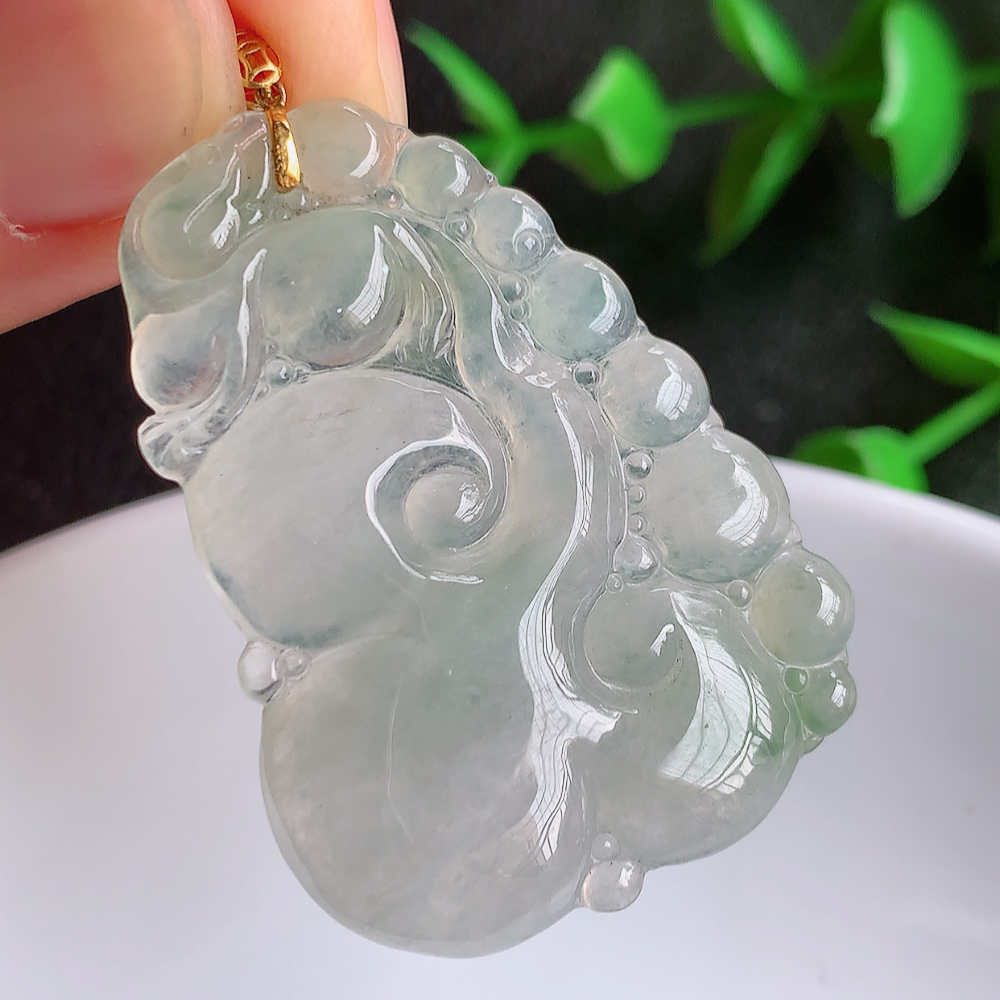 18k金扣冰润飘花吉祥如意翡翠吊坠  寓意“万事如意，吉祥如意,福寿绵长 心想事成”饱满大气，通透水润  W141.8 尺寸：38.5-27.8-4.8mm