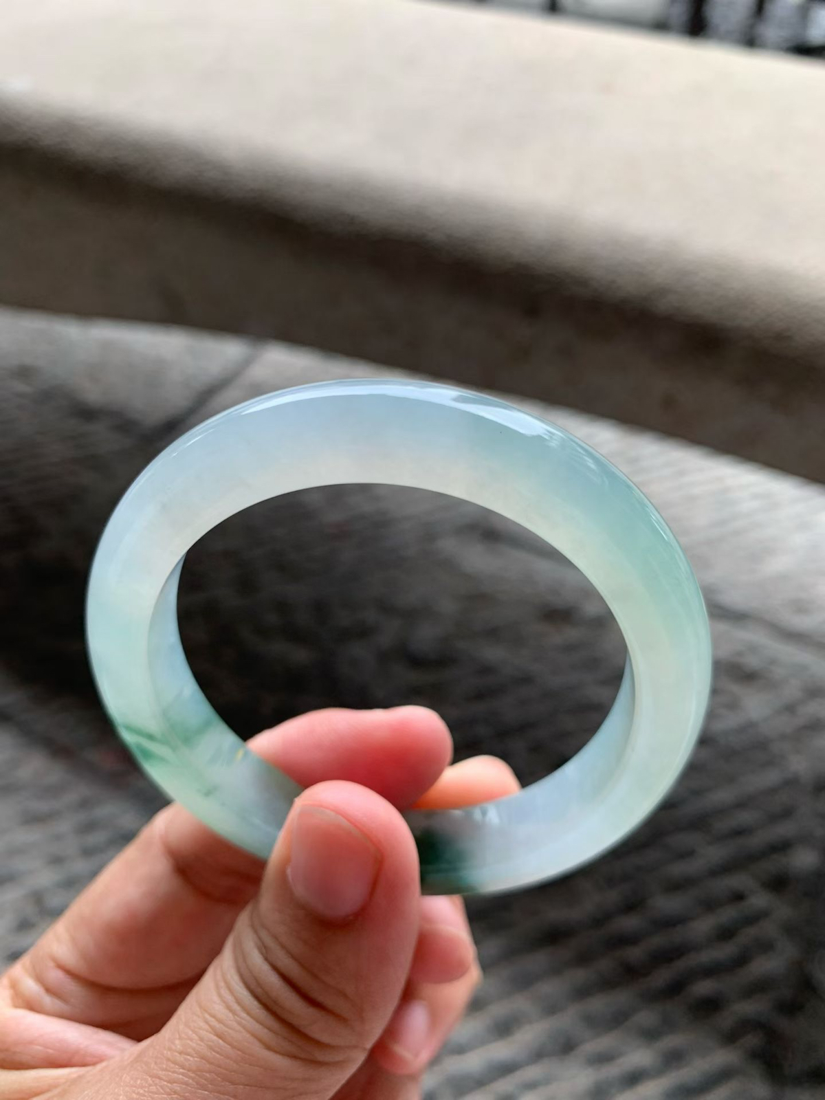 飘绿花正圈手镯尺寸54.5*11*8.5 老种通透，纯净细腻，胶润水足，绿花鲜亮有活力！