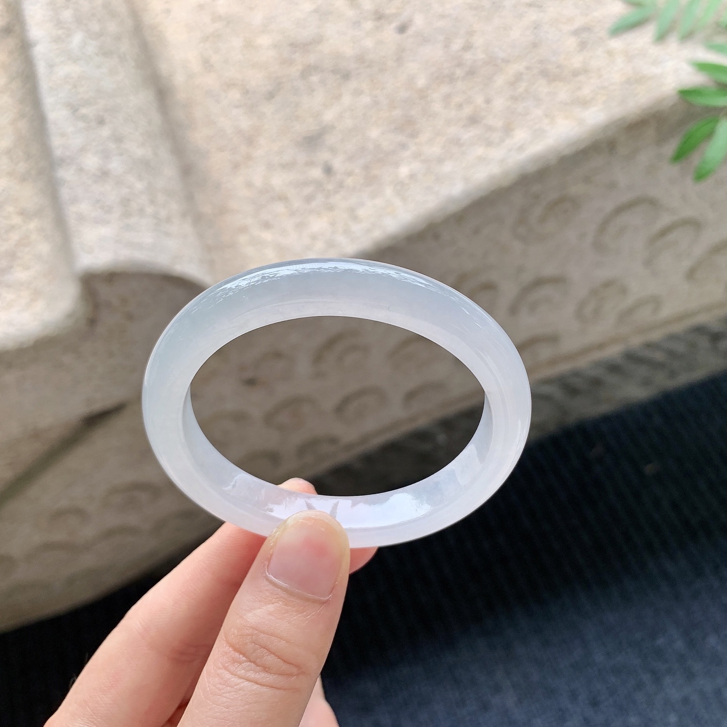 贵妃51 52【圈口】52/45/9.8/7.3【编码】A2041128【描述】糯冰底色，水润，种老，细腻，打灯有棉线