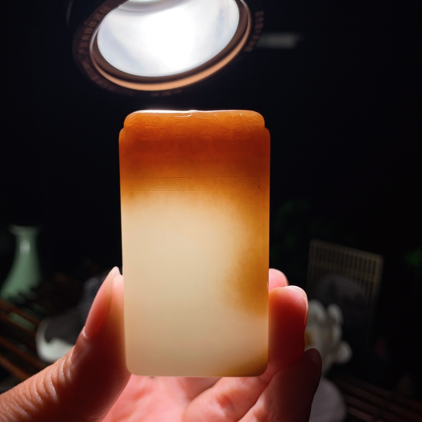 新疆且末糖平安无事牌挂件。尺寸58/32/13重64.7克。玉质细腻油润。手推出油。佩戴高端典雅。lt260410