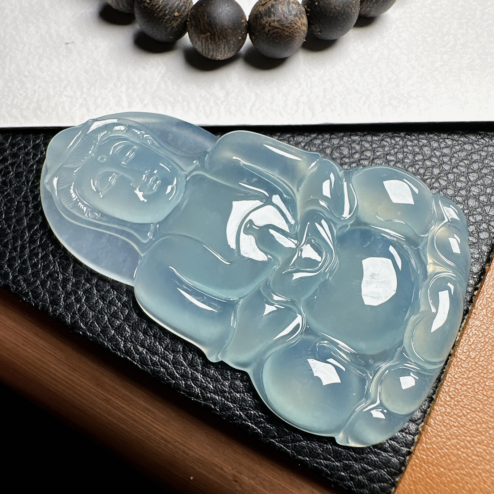 【冰种正装观音】蓝底色泽，质地细腻，通透度上佳，冰感十足，适合佩戴