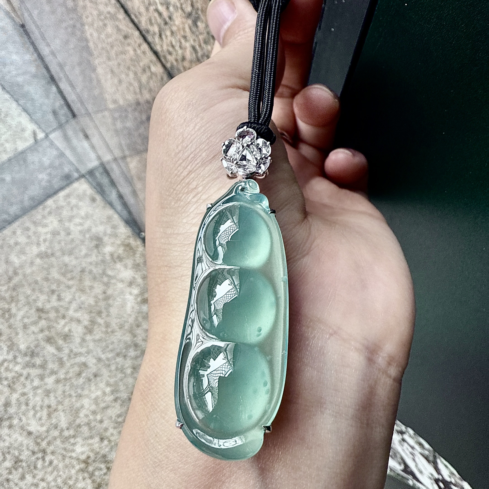 【冰种福豆吊坠】天空蓝老料，种地上乘，冰感十足，通透起光，饱满圆润，收藏品质，18k金钻镶嵌，裸石尺寸46.6*18.1*8.8毫米