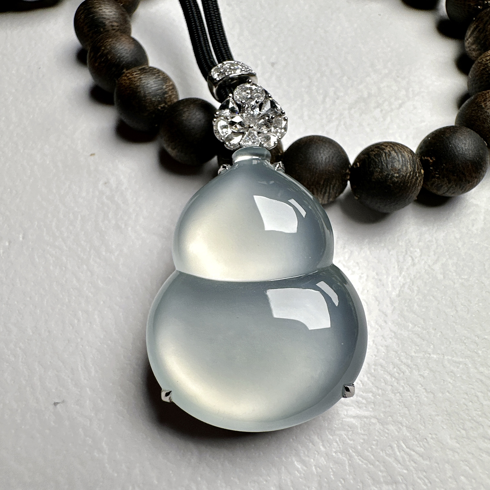 【玻璃种大葫芦吊坠】质地细腻清爽，荧光感强烈，荧光感强烈，饱满圆润，18K金钻镶嵌，裸石尺寸34.5*26.2*9.2毫米