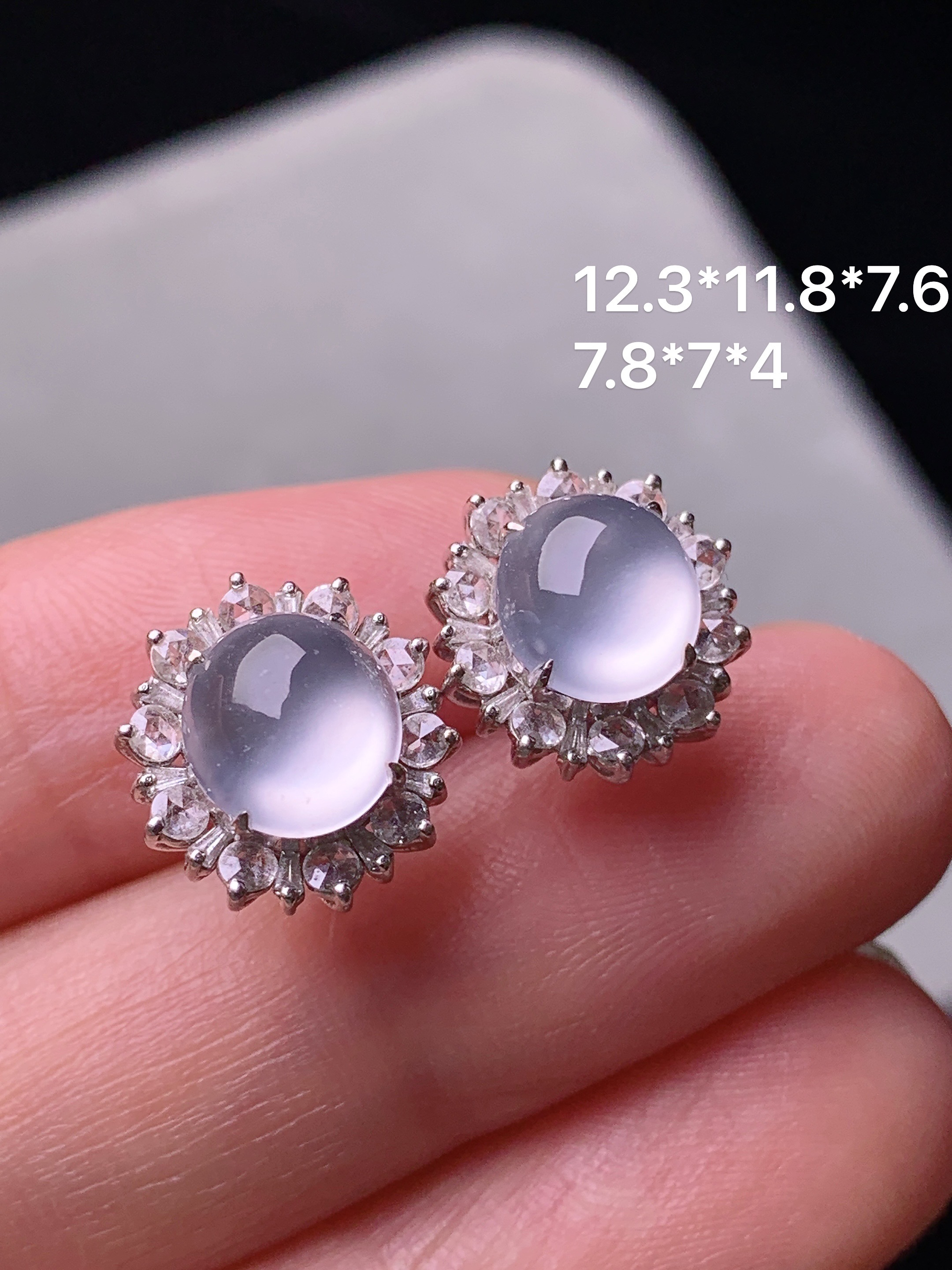 18k金钻镶嵌冰种蛋面耳钉 玉质细腻 色泽艳丽清新 水润亮眼 整体尺寸12.3*11.8*7.6x8