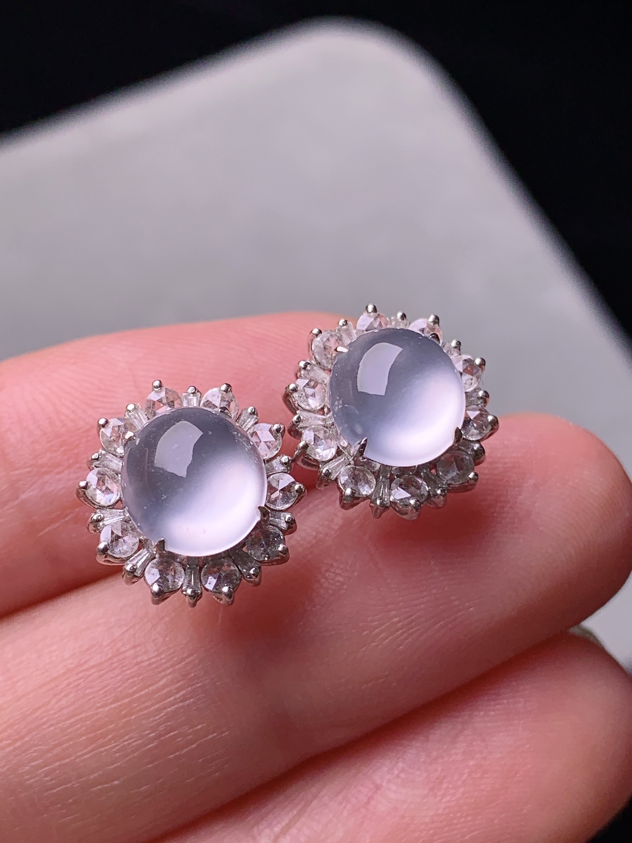 18k金钻镶嵌冰种蛋面耳钉 玉质细腻 色泽艳丽清新 水润亮眼 整体尺寸12.3*11.8*7.6x8