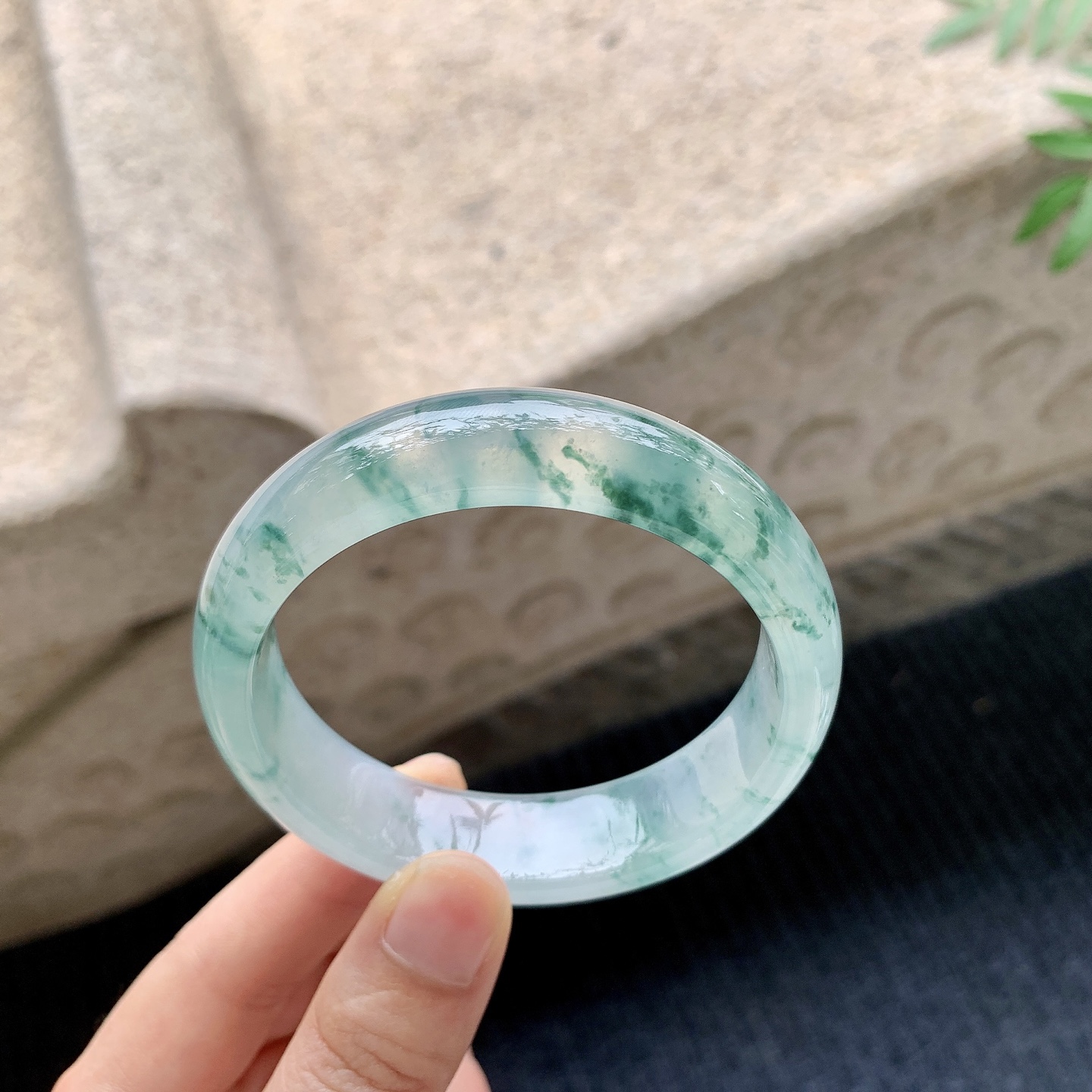 正圈54 55 【圈口】55.7/15.3/7.7 【编码】GH041145 【描述】冰种飘花，清透，水润，种老，细腻，无纹裂