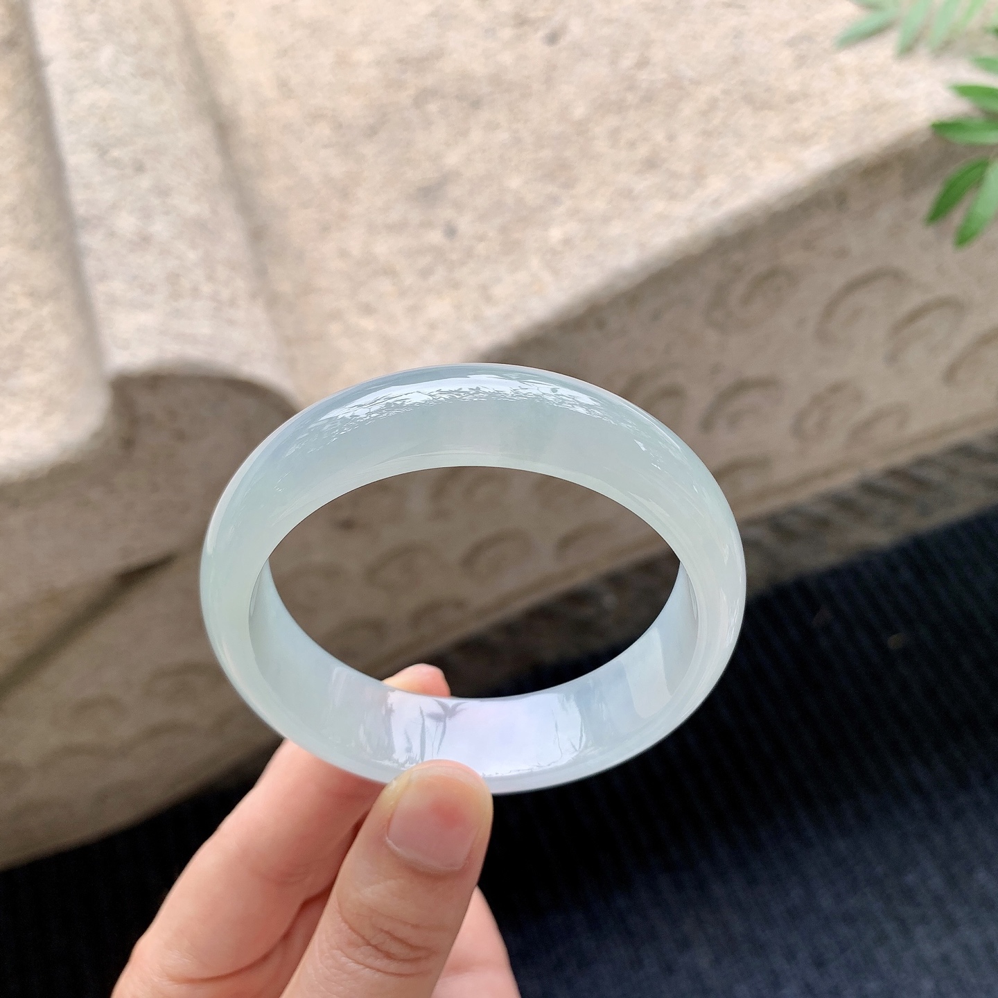 正圈55 56 【圈口】56/15.3/7 【编码】QX041111 【描述】糯冰晴绿，宽版，水润，种老，细腻，无纹裂