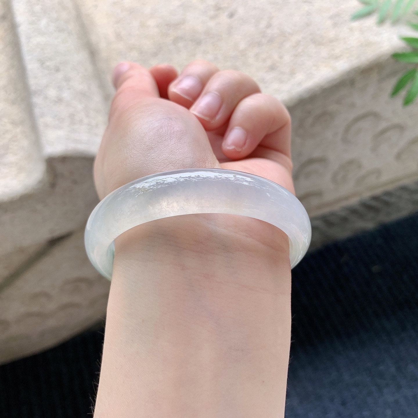 贵妃52 53 【圈口】53.3/46.8/12.5/6.3 【编码】HJ041109 【描述】糯冰飘黄翡，水润，种老，细腻，无纹裂