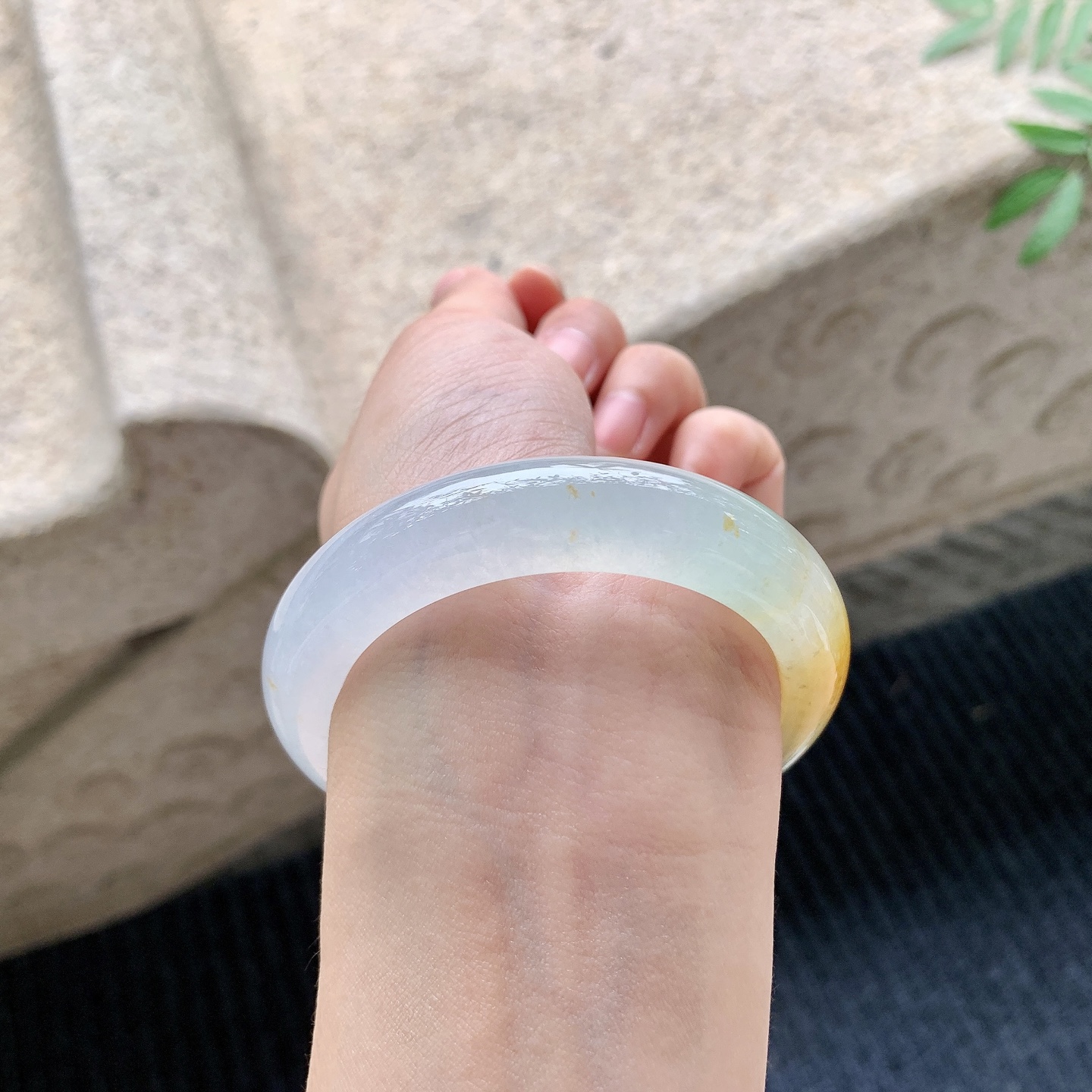 正圈51 52 【圈口】52.5/12/9.2 【编码】QX041113 【描述】冰飘黄翡，清透，水润，种老，细腻，无纹裂