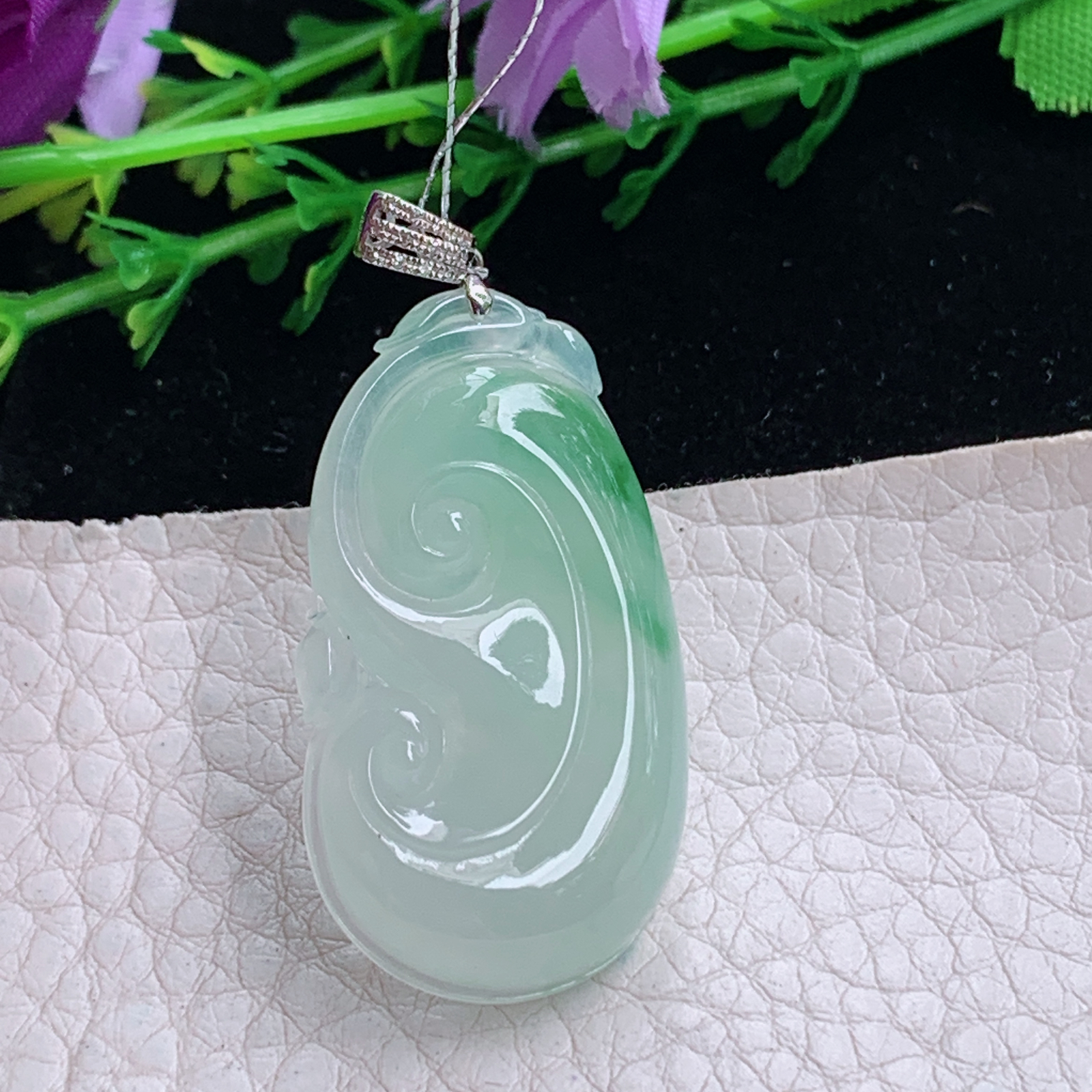 qxm实拍36.5*21*5.5天然缅甸翡翠a货冰飘绿饱满如意 玉如意玉吊坠