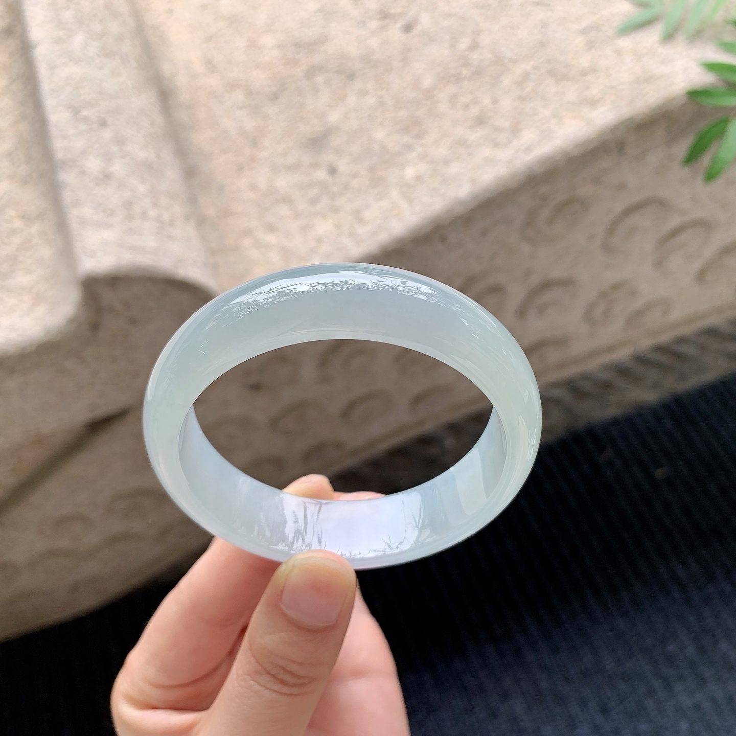 正圈55 56 【圈口】56/15.3/7 【编码】QX041111 【描述】糯冰晴绿，宽版，水润，种老，细腻，无纹裂