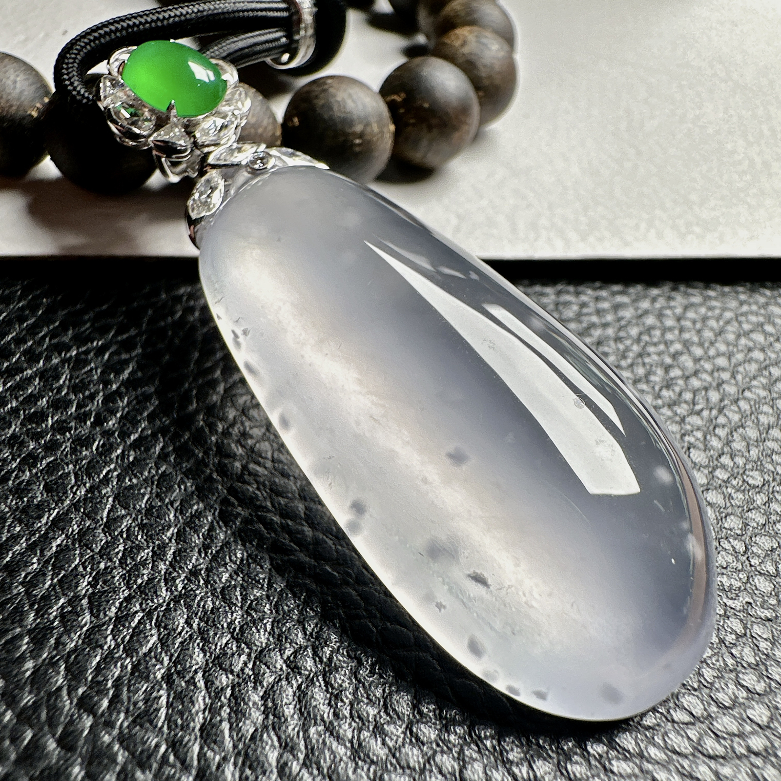 【玻璃种福瓜吊坠】雪花棉老料，种水上乘，晶莹剔透，纯净通透，莹光感很强。收藏品质，18k金钻镶嵌，裸石尺寸46*22.6*10.7毫米