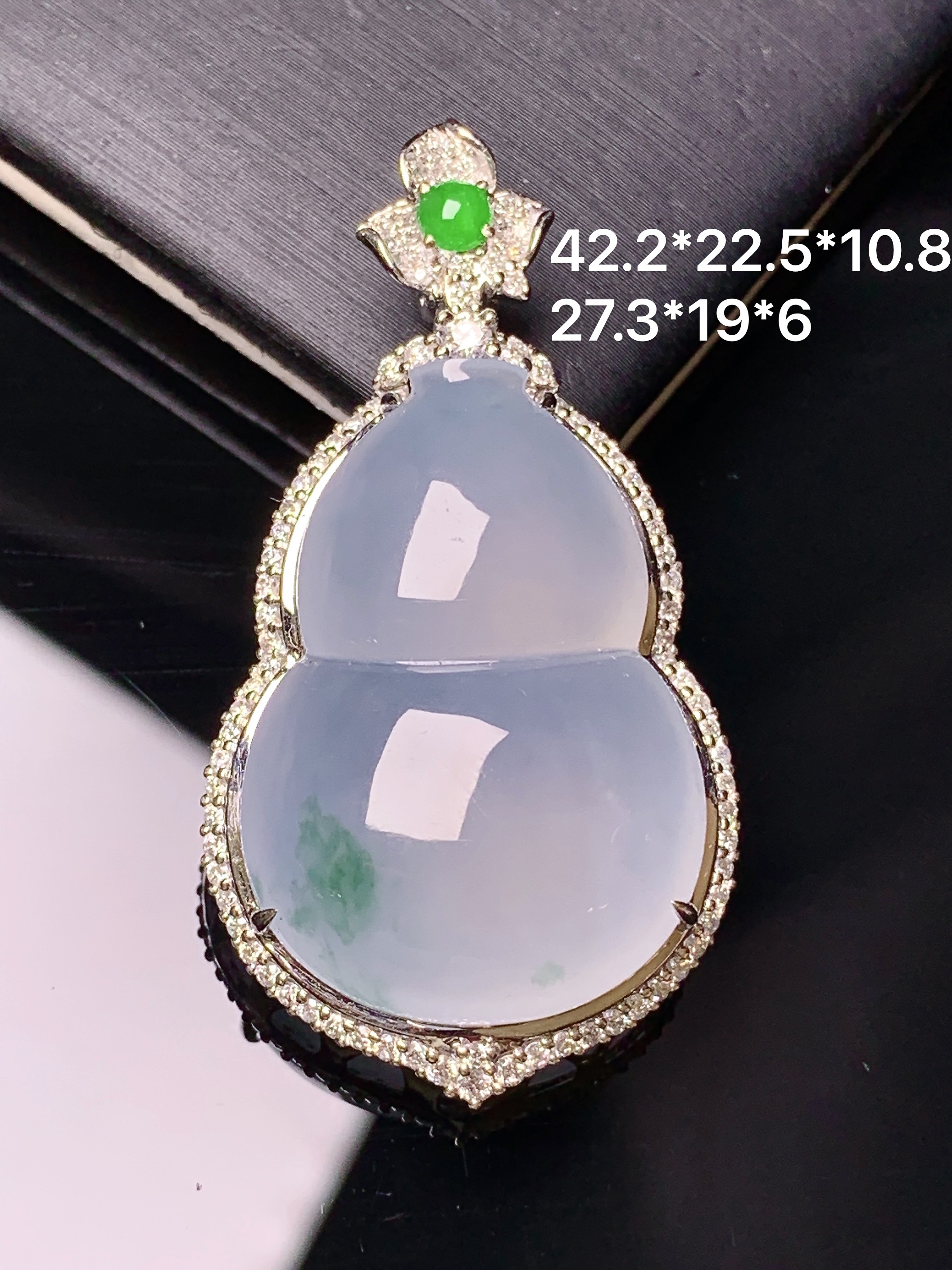 18k金钻镶嵌冰种葫芦吊坠 玉质细腻 色泽艳丽清新 水润亮眼 整体尺寸42.2*22.5*10.8k1