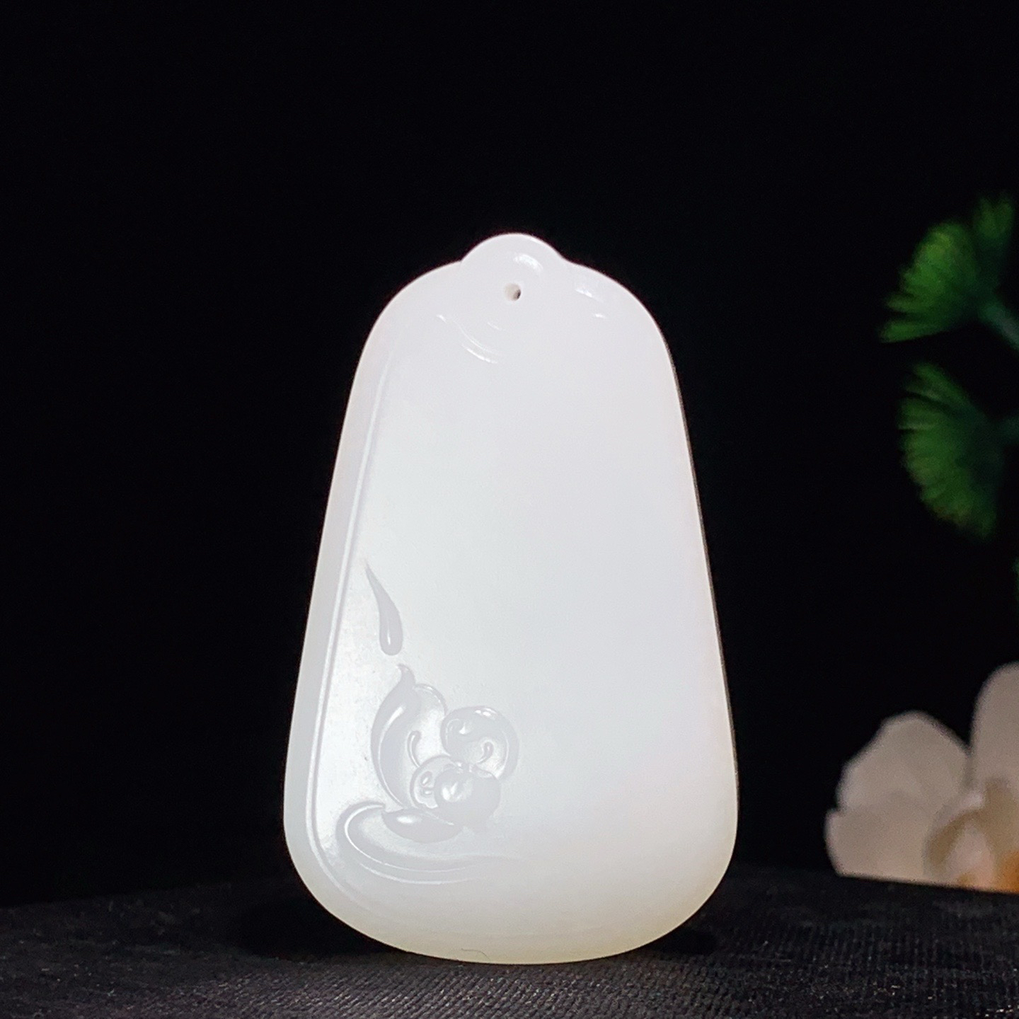 新疆和田玉羊脂白玉平安无事牌挂件 尺寸48/30/11重33克 玉质细腻油润 底色纯净 脂粉好，品质好。lt260410