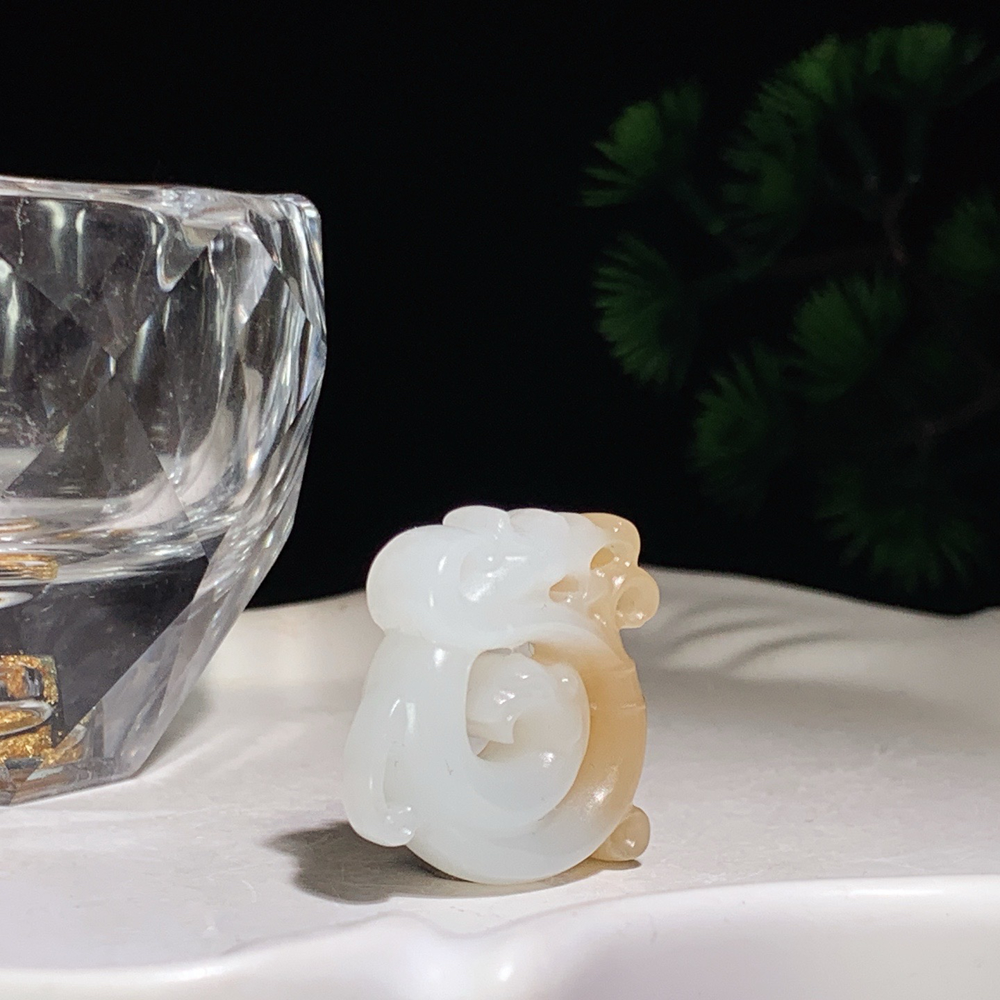 新疆且末糖仿古龙凤挂件。尺寸27/27/9重10克。玉质细腻油润。手推出油。佩戴高端典雅。lt260