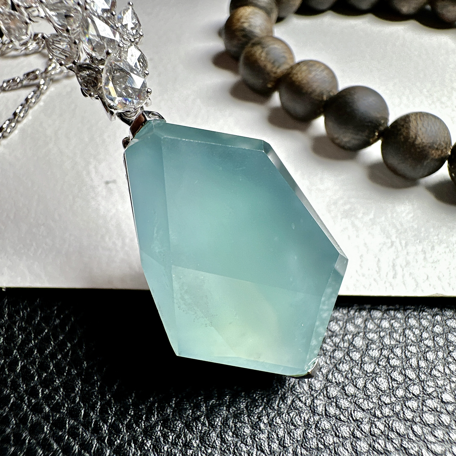 【冰种天空蓝随形吊坠】质地非常细腻干净，冰润十足，种老冰透，收藏品质。18k金钻镶嵌，裸石尺寸33*