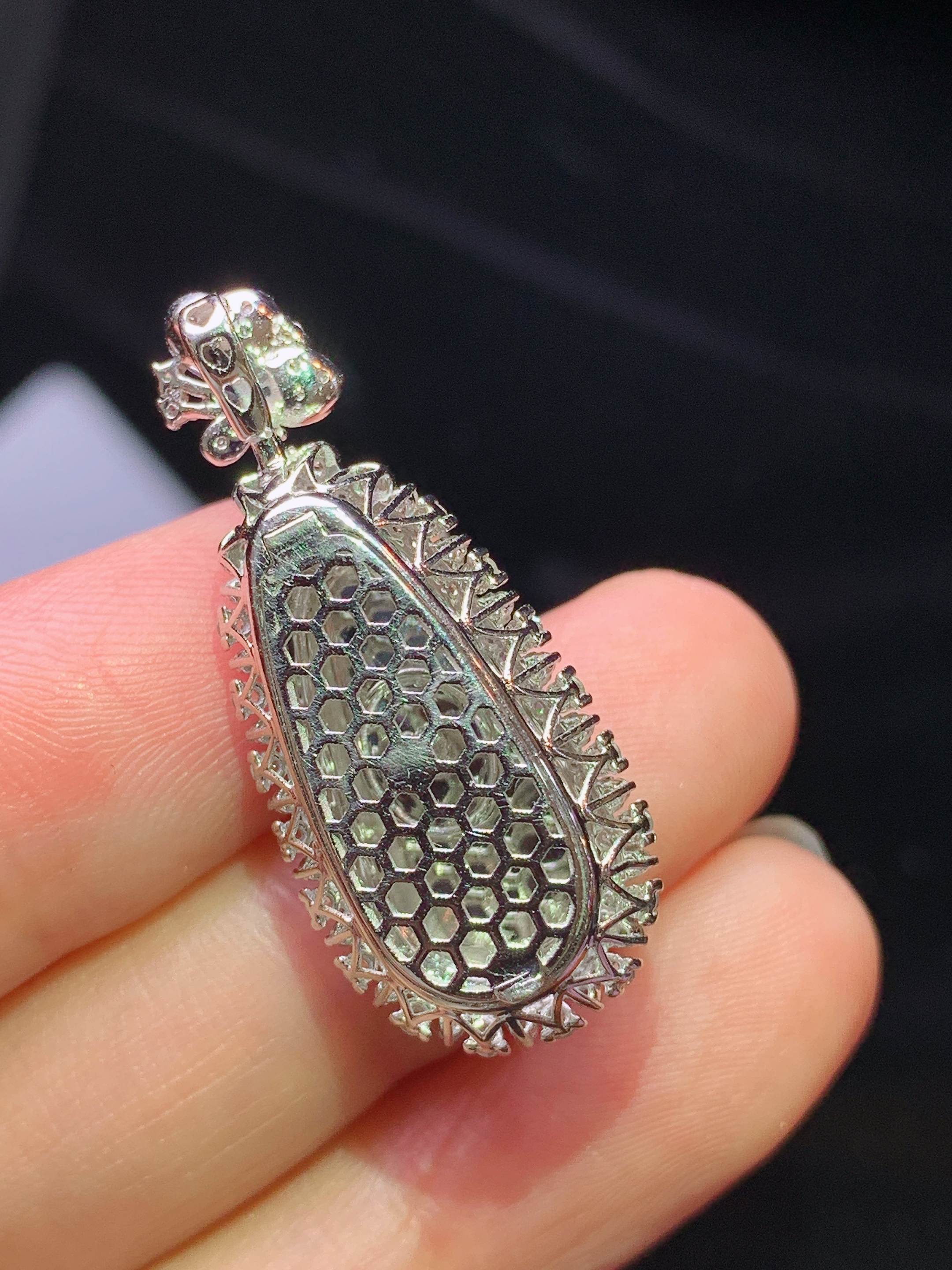 18k金钻镶嵌满绿四季豆吊坠 玉质细腻 色泽艳丽清新 水润亮眼 整体尺寸32.5*14*10k1