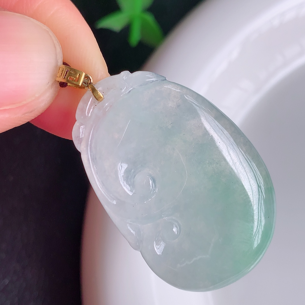 18k金扣冰润飘花吉祥如意翡翠吊坠  寓意“万事如意，吉祥如意,福寿绵长 心想事成”饱满大气，通透水润  W01.8 尺寸：34.2-22.5-4.8mm