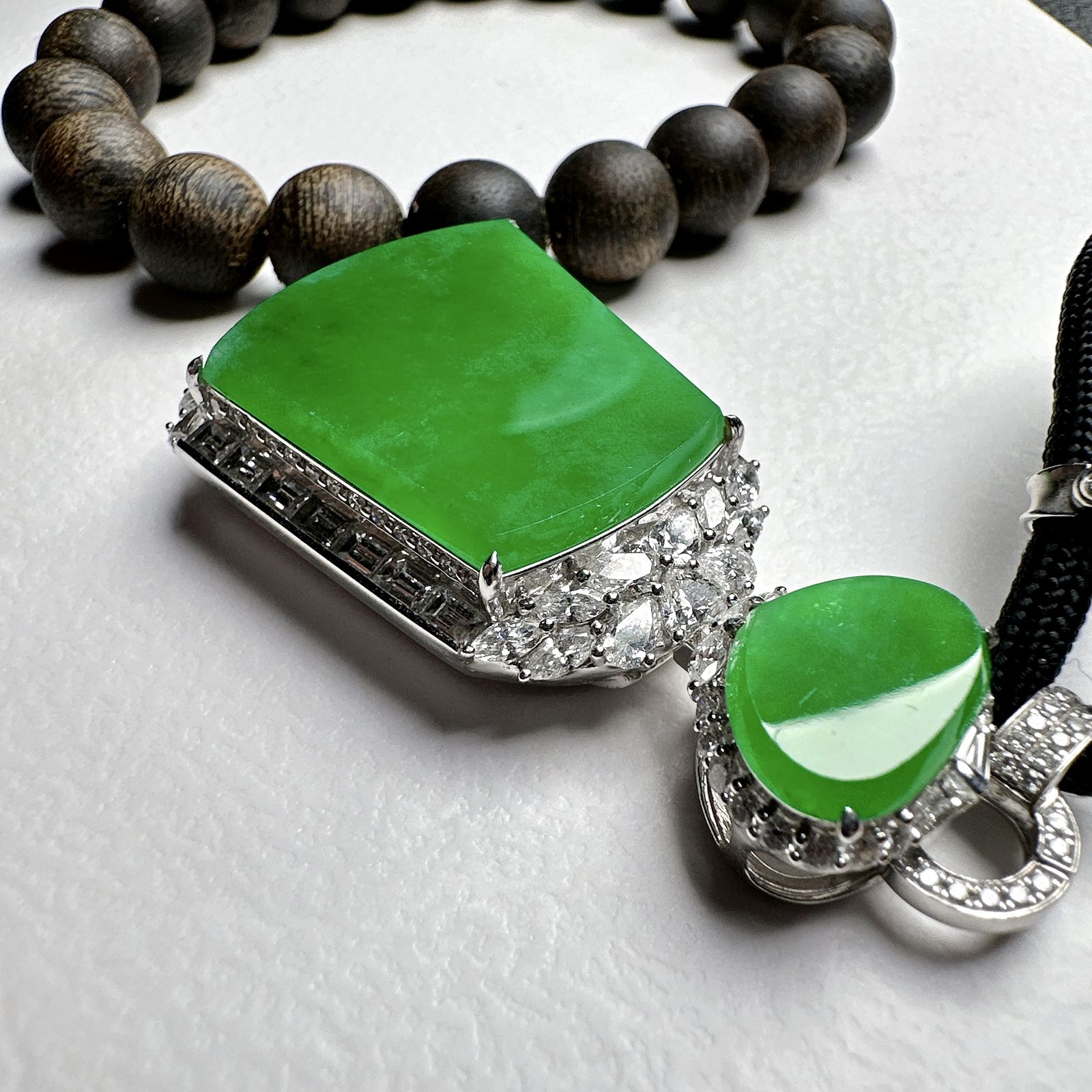 【冰种满绿无事牌】种水上乘，通透闪亮，晶莹剔透。收藏品质，18K金钻镶嵌，裸石尺寸25.8*22.8*3毫米。