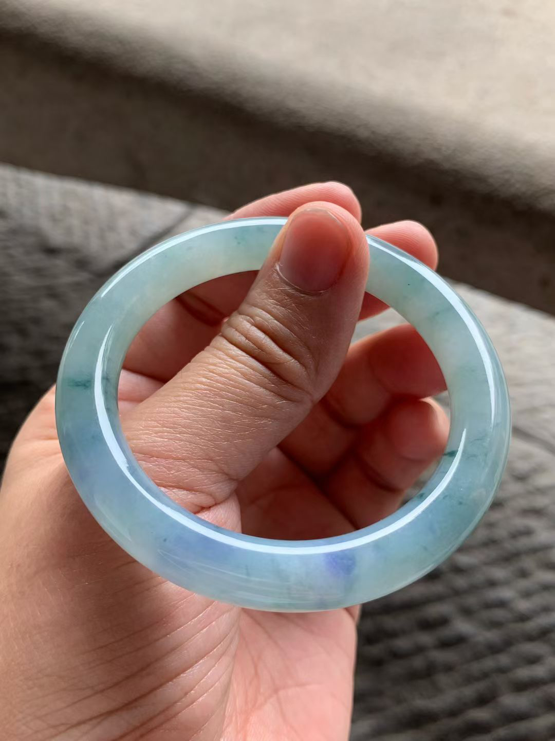 紫罗兰配花圆条手镯尺寸 52.8*9.5*9.5 种质细腻，水润光泽，紫调温婉，花色灵动！