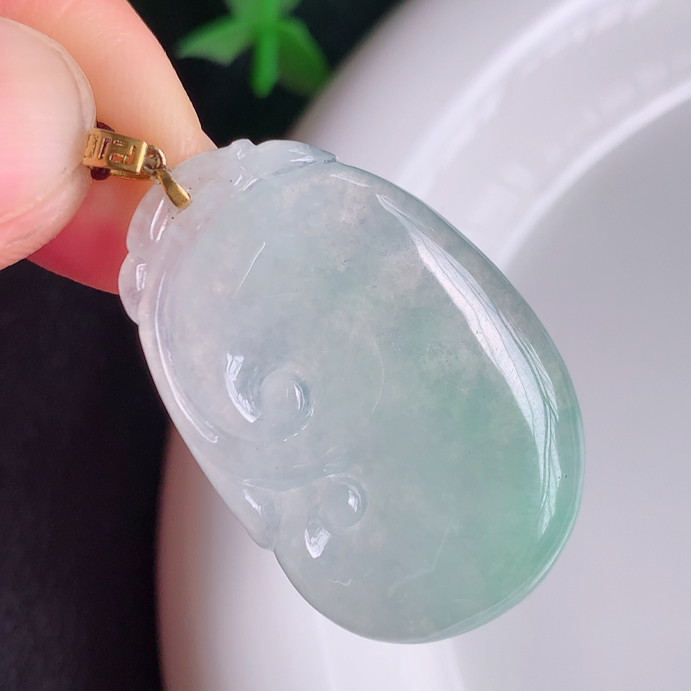 18k金扣冰润飘花吉祥如意翡翠吊坠  寓意“万事如意，吉祥如意,福寿绵长 心想事成”饱满大气，通透水润  W01.8 尺寸：34.2-22.5-4.8mm