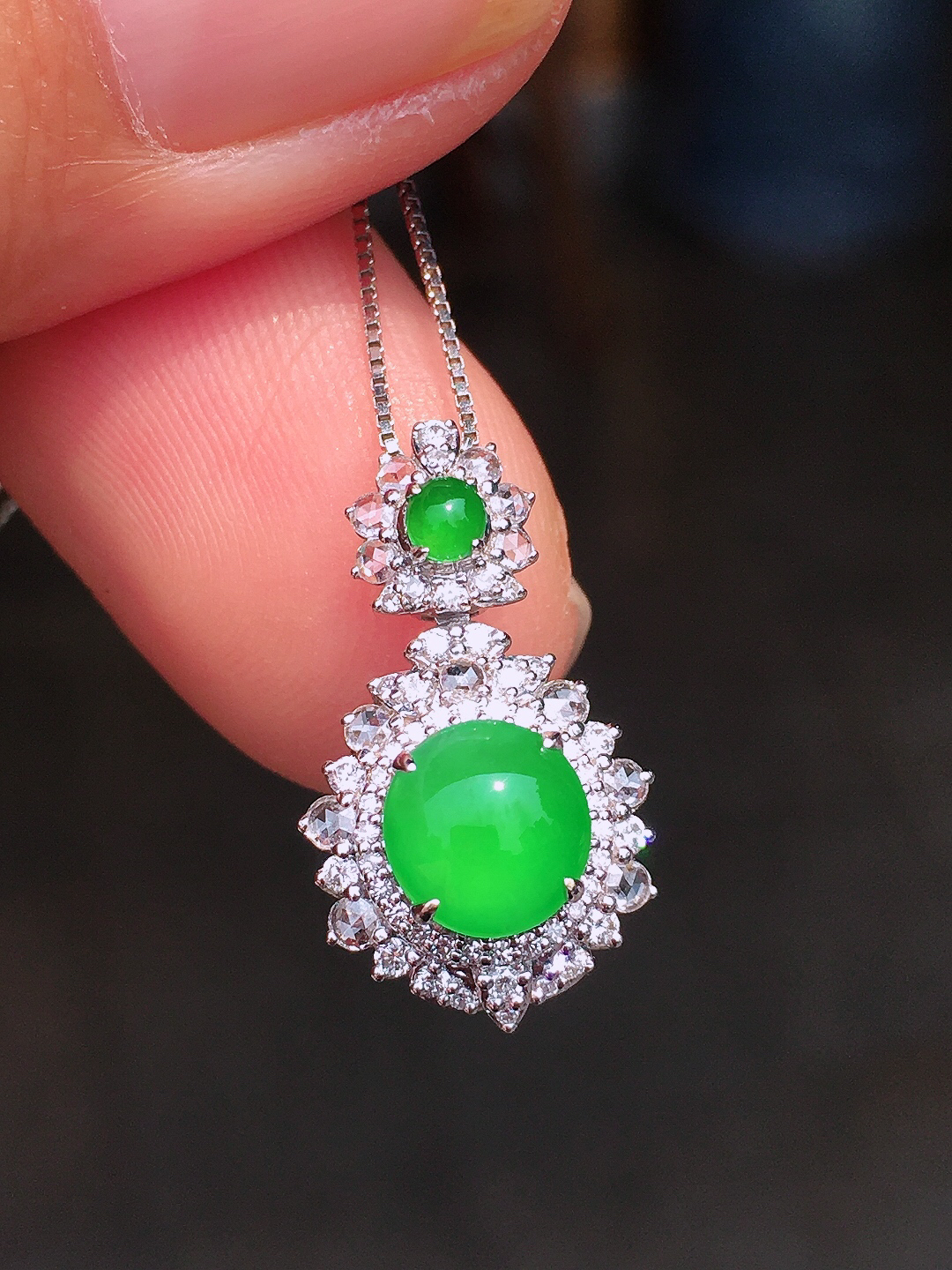 阳绿蛋面吊坠，色泽均匀艳丽，玉质细腻，荧光感超
强，饱满圆润，尽显优雅气质，18k
金豪华镶嵌