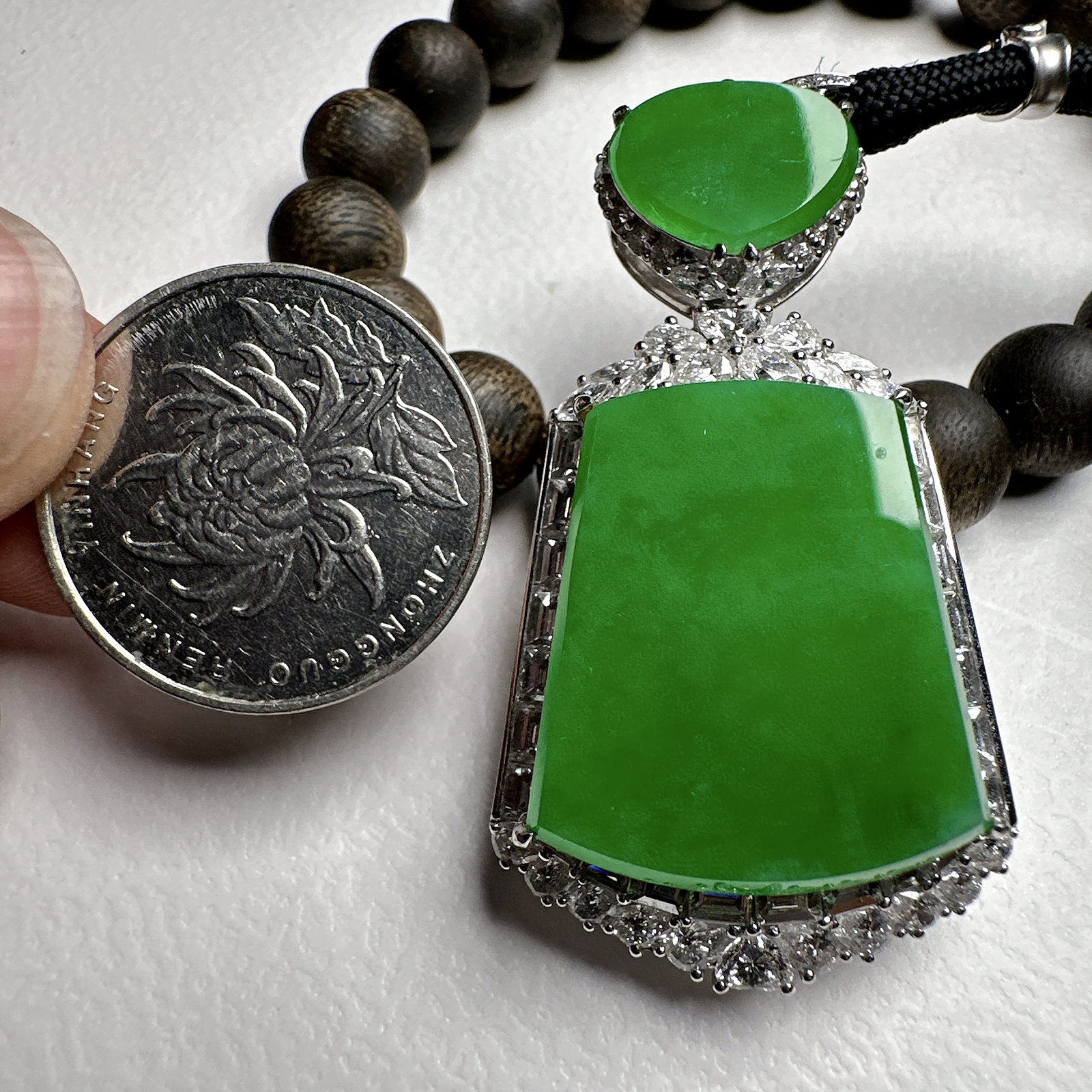 【冰种满绿无事牌】种水上乘，通透闪亮，晶莹剔透。收藏品质，18K金钻镶嵌，裸石尺寸25.8*22.8*3毫米。