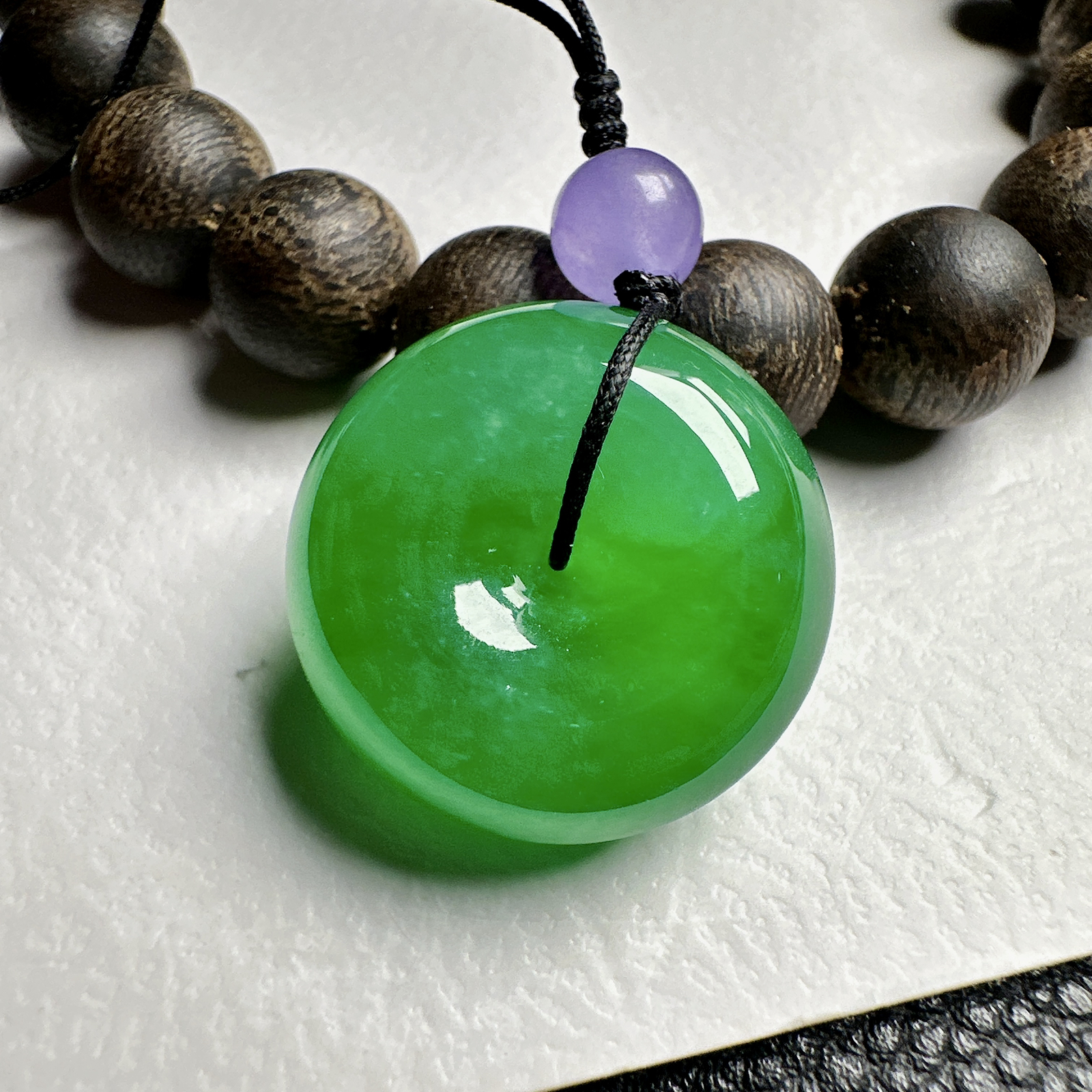 【冰种满绿平安扣】面包扣，很厚装，质地非常细腻，冰润十足，种老冰透，收藏品质。