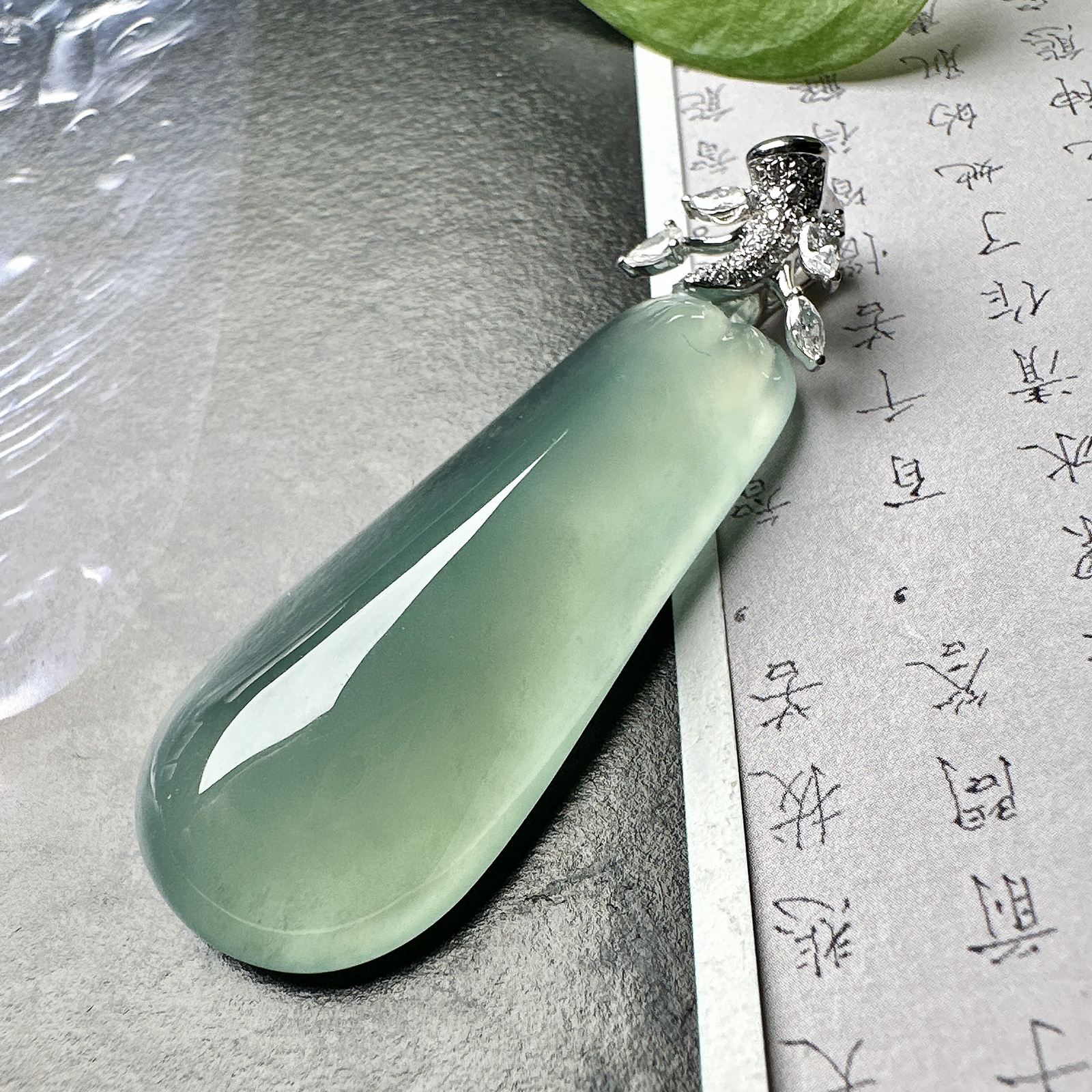 【冰种晴蓝福瓜】质地冰润细腻，种老起光，收藏品质，18K金钻镶嵌，裸石尺寸47*19.1*9.4毫米