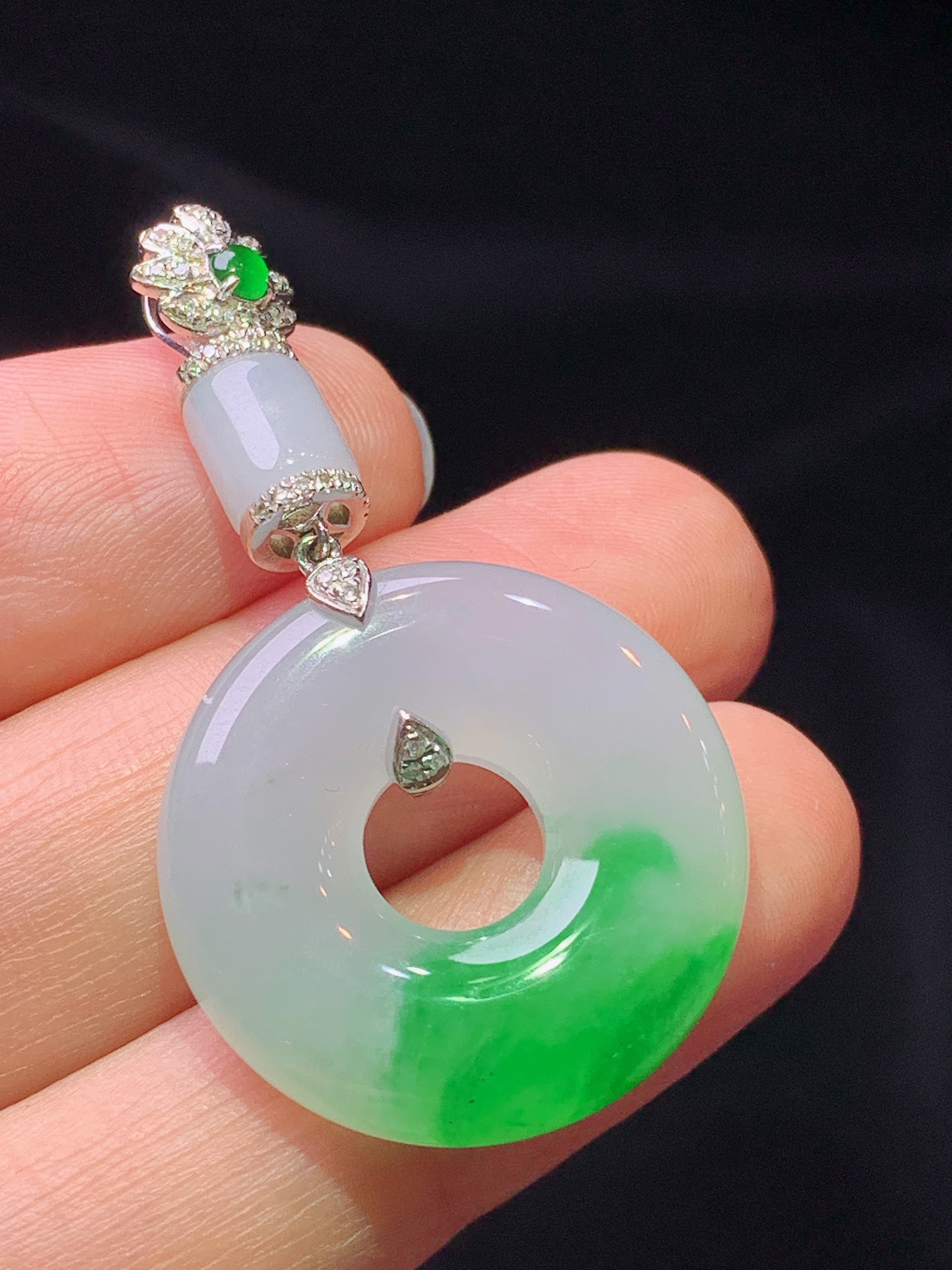 18k金钻镶嵌飘绿平安环 玉质细腻 色泽艳丽清新 水润亮眼 整体尺寸42*23*5.8x1