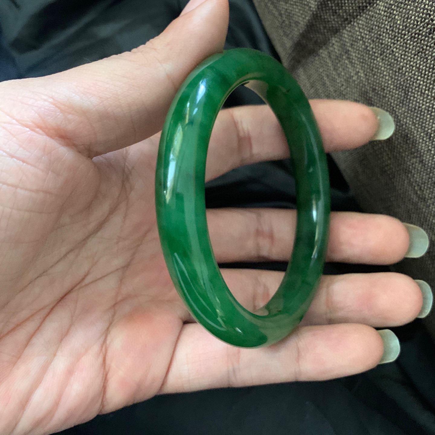 61圈口和田玉碧玉阳绿色手镯，和田玉61圈口手镯，镯型古朴典雅。在诗情画意的雨巷相遇，你是我腕间的一抹风情，有你眸有深情.清风荡漾湖间静水，我愿俯身低眉，在烟波涟漪处寻