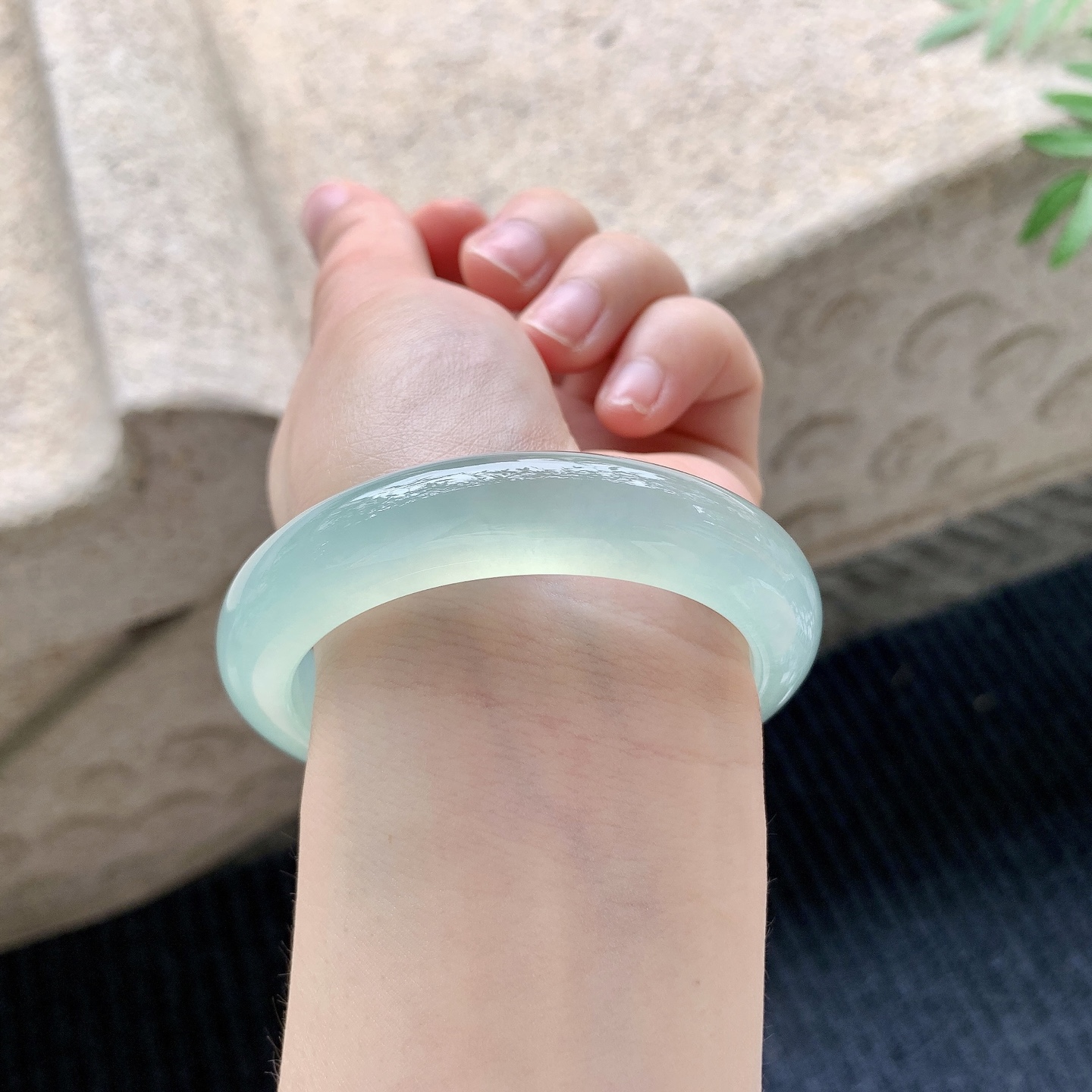 正圈52 53【圈口】53.7/12.2/9【编码】QX041112【描述】冰绿，清透，水润，种老，细腻，无纹裂