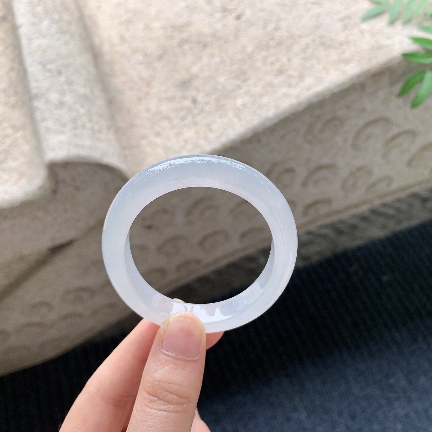 贵妃51 52【圈口】52/45/9.8/7.3【编码】A2041128【描述】糯冰底色，水润，种老，细腻，打灯有棉线