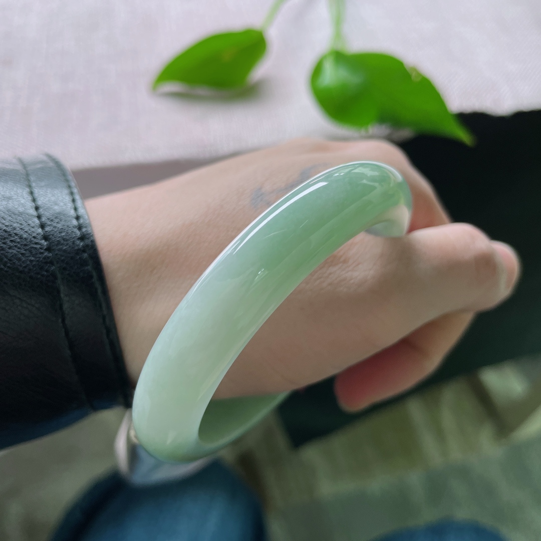 55/11.8/8.5，浅绿底正圈，颜色淡雅，清丽脱俗，细润，一点皮纹，ss50224a