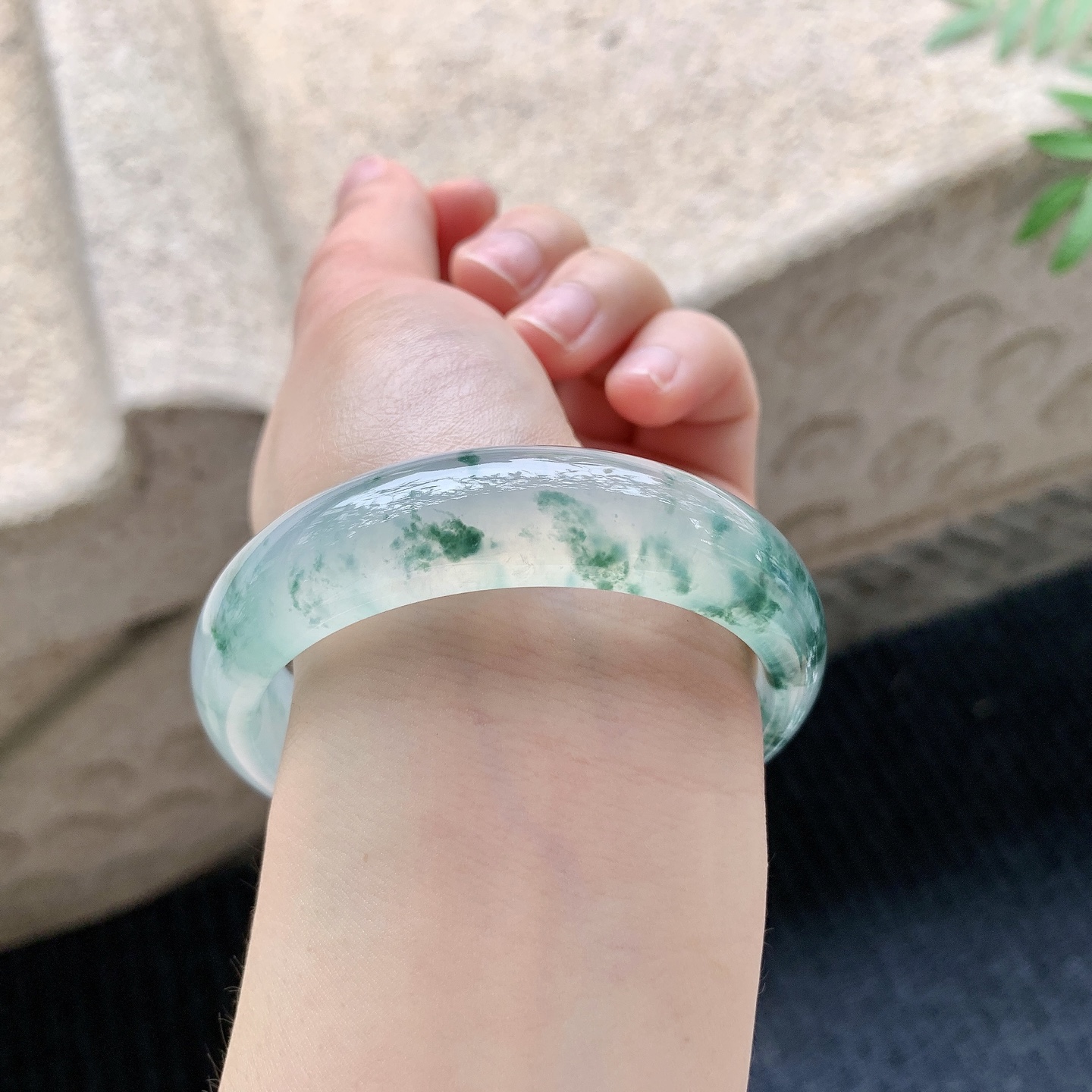 正圈54 55 【圈口】55.7/15.3/7.7 【编码】GH041145 【描述】冰种飘花，清透，水润，种老，细腻，无纹裂