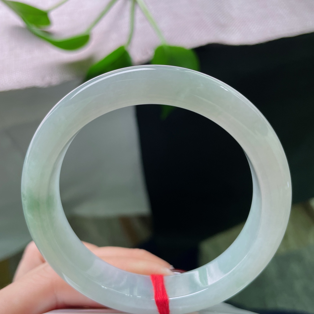 57.4/12.2/8.4，绿底正圈，一抹浅浅的飘花点缀，水润莹透、绿意氤氲。无裂，ss54633a